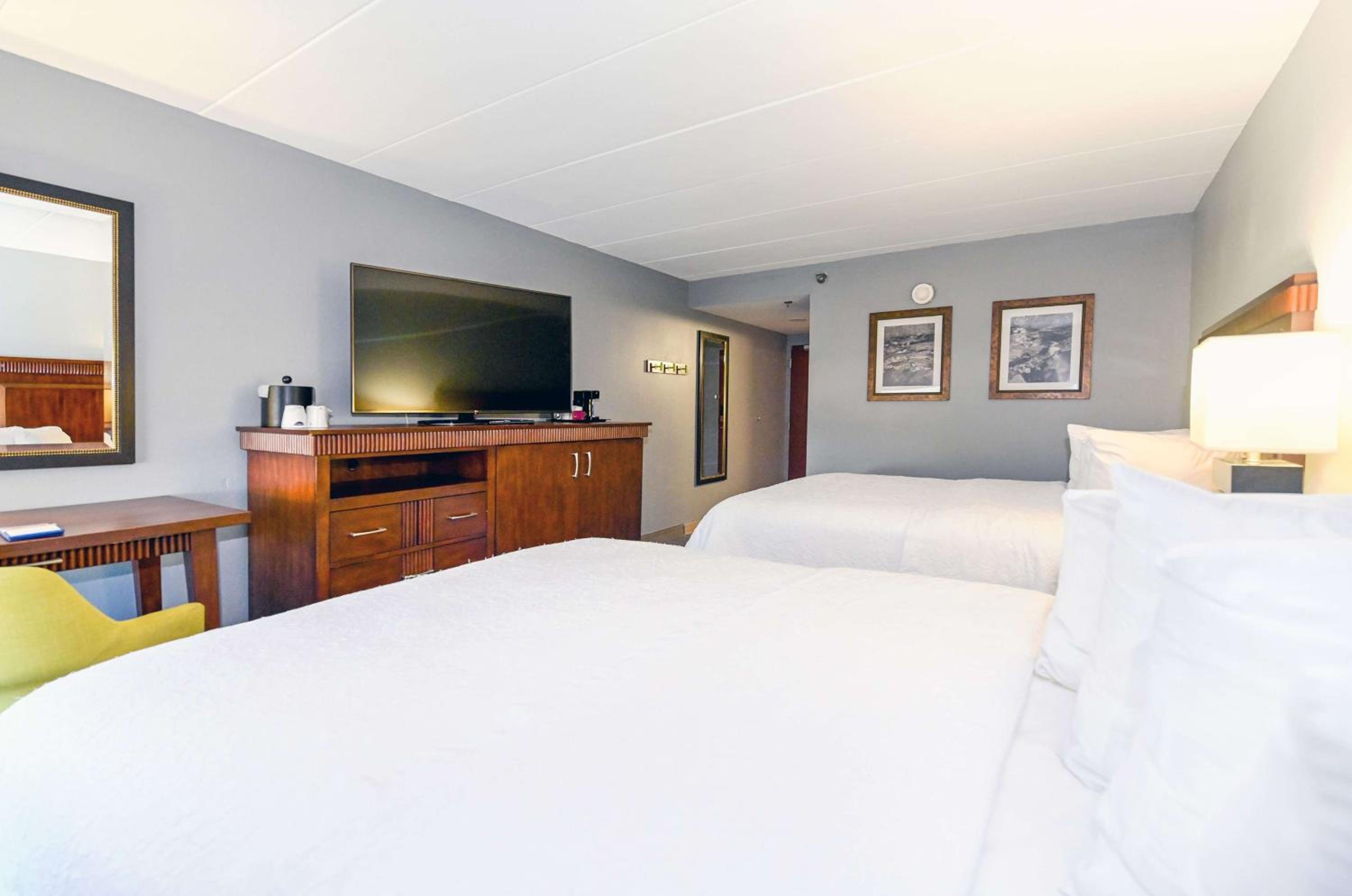 Room with Two Queen Beds - Non-Smoking - Photo 2
