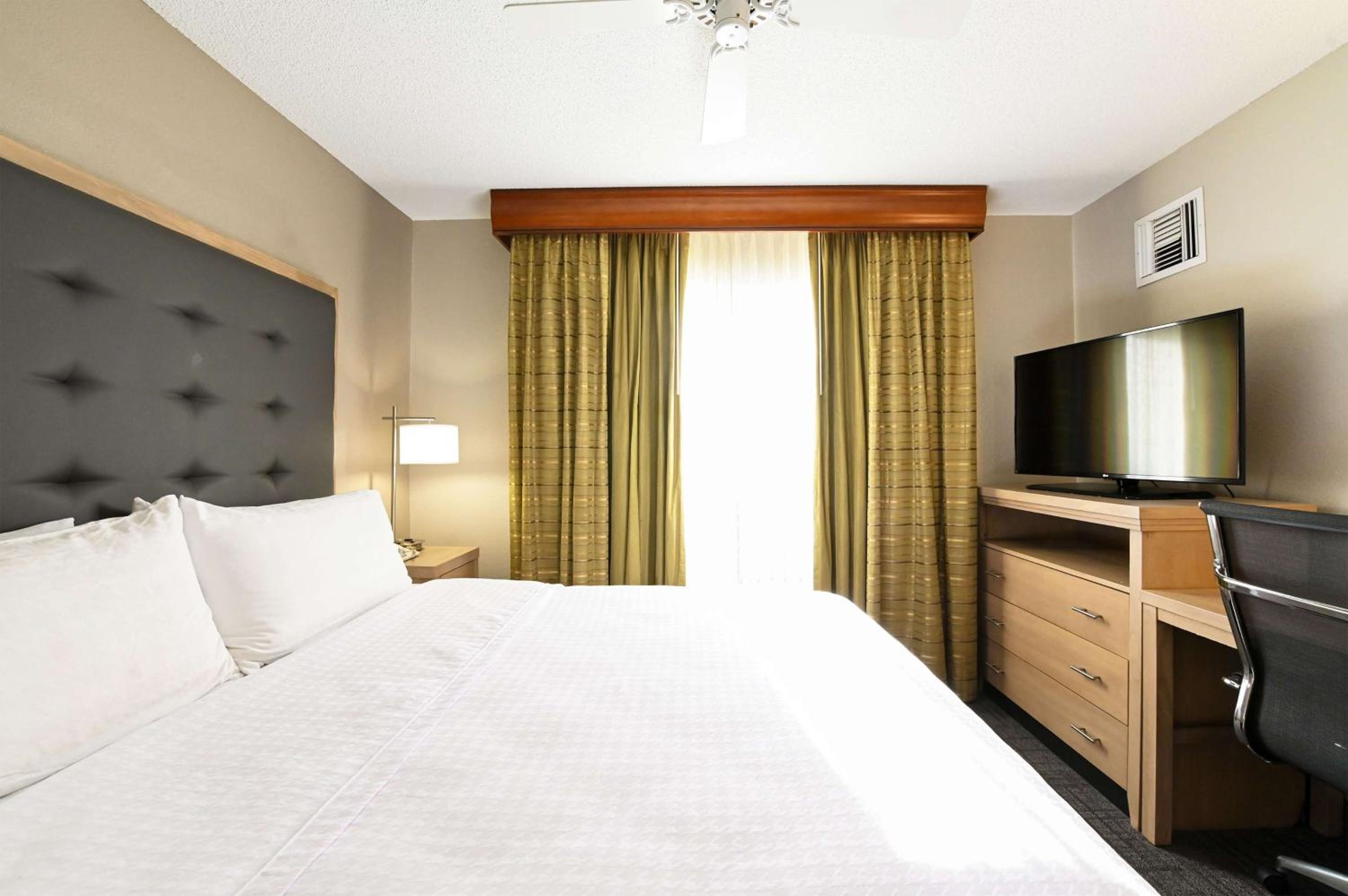 King Suite with Accessible Tub - Mobility and Hearing Access/Non-Smoking photo 3