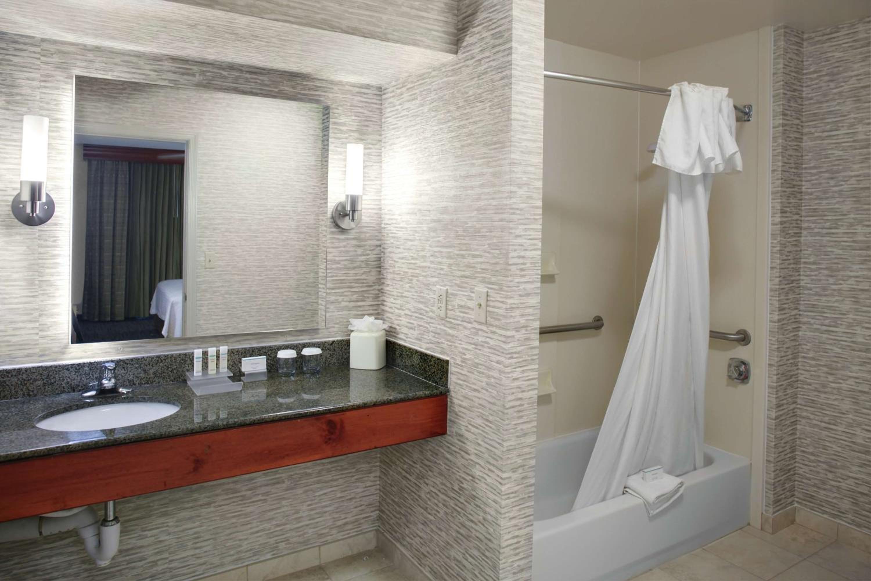 One-Bedroom Suite with Two Double Beds - Non-Smoking photo 2