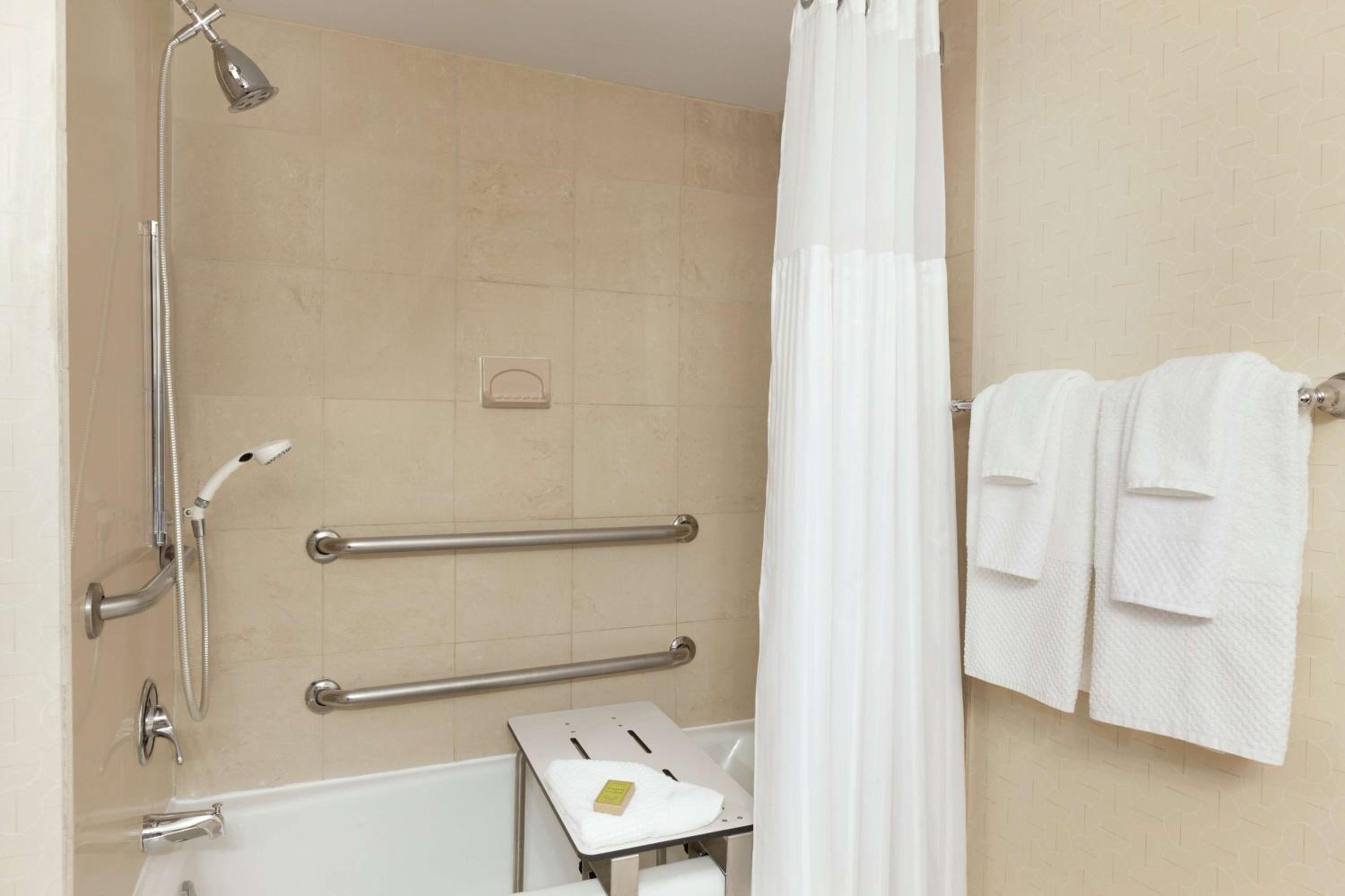 Queen Room with Two Queen Beds and Bath Tub - Mobility Accessible/Non-Smoking - Photo 2