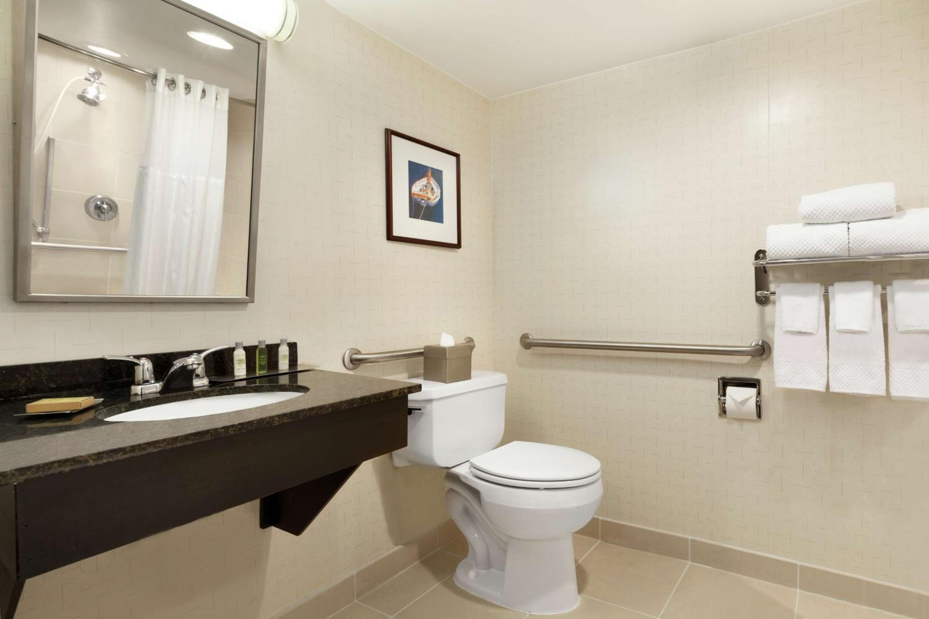 Queen Room with Two Queen Beds and Bath Tub - Mobility Accessible/Non-Smoking - Photo 3