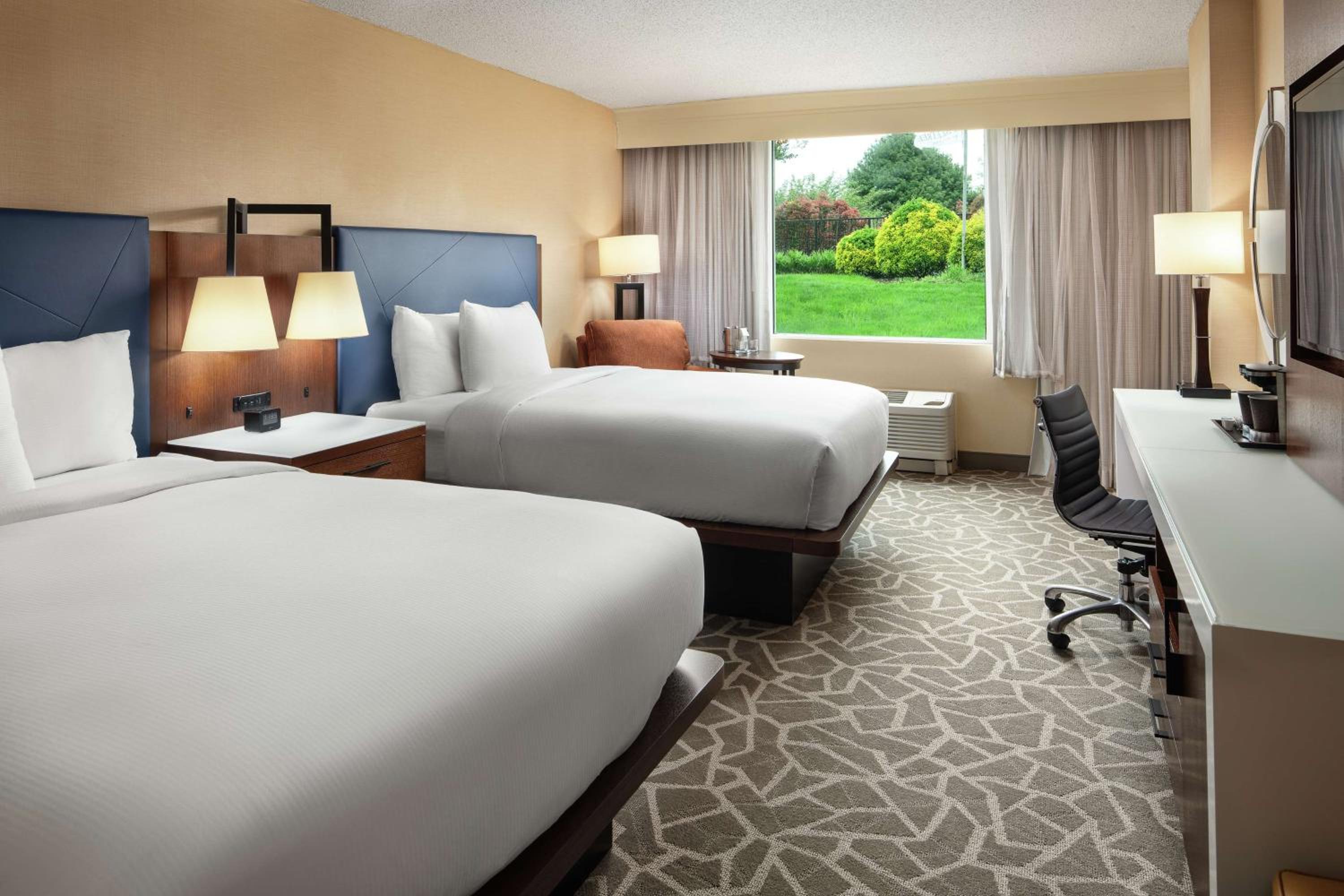 Queen Room with Two Queen Beds - Non-Smoking - Photo 4