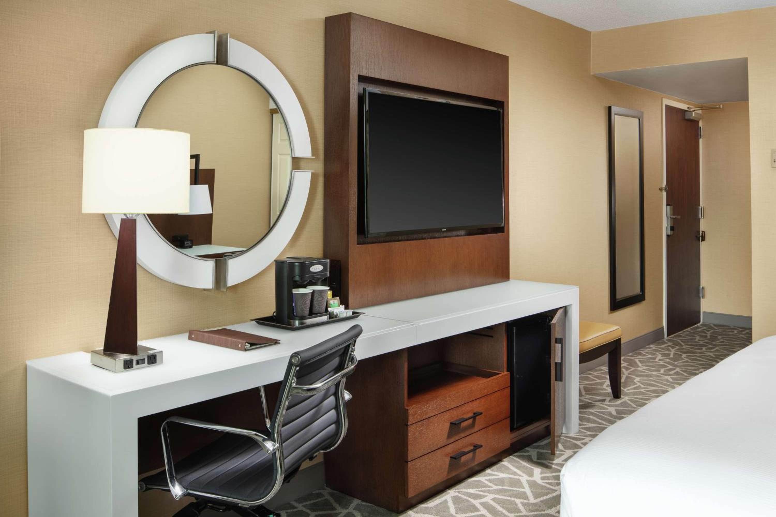 King Room with Refrigerator - Non-Smoking - Photo 5
