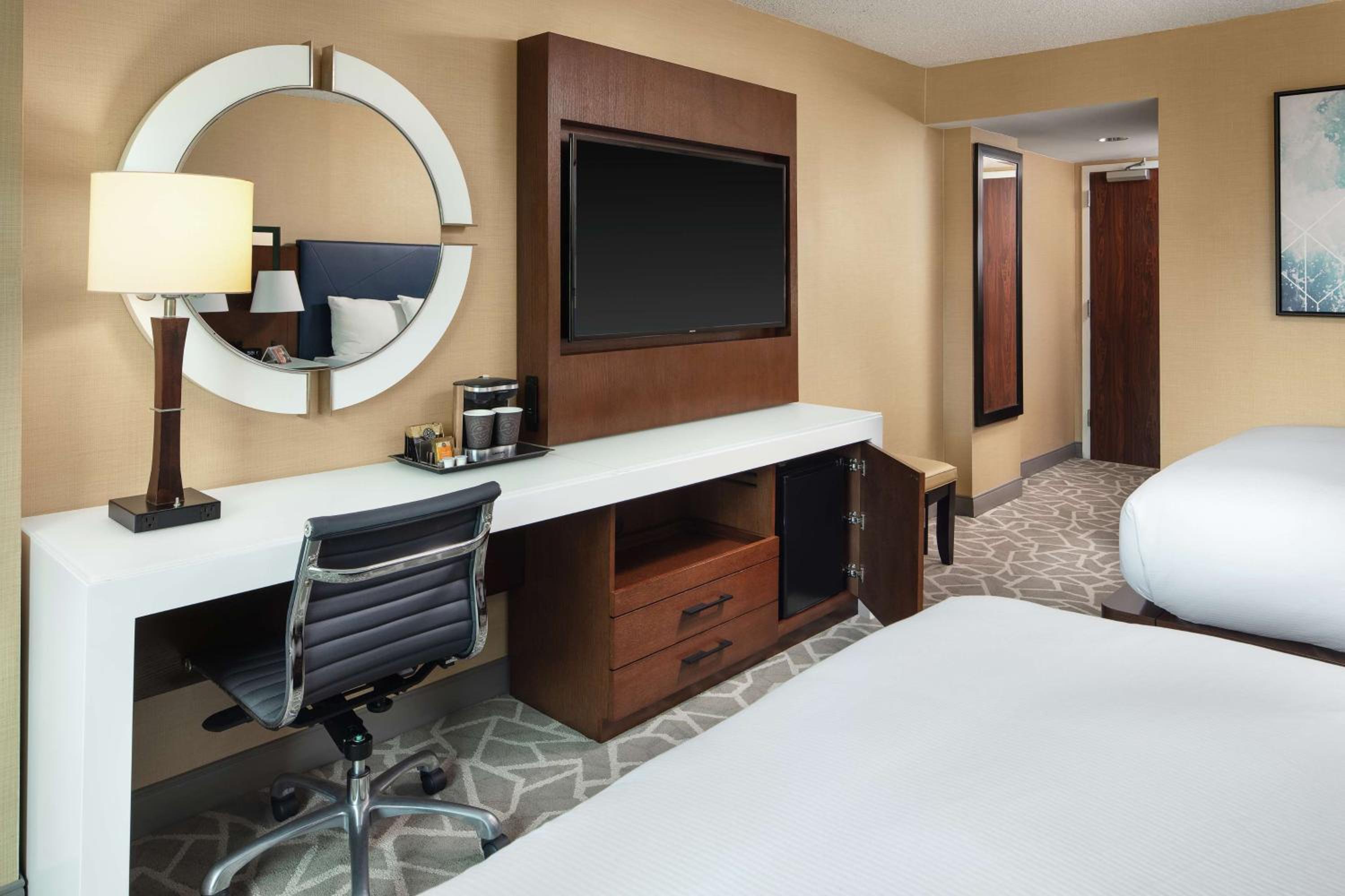 Queen Room with Two Queen Beds - Non-Smoking photo 3