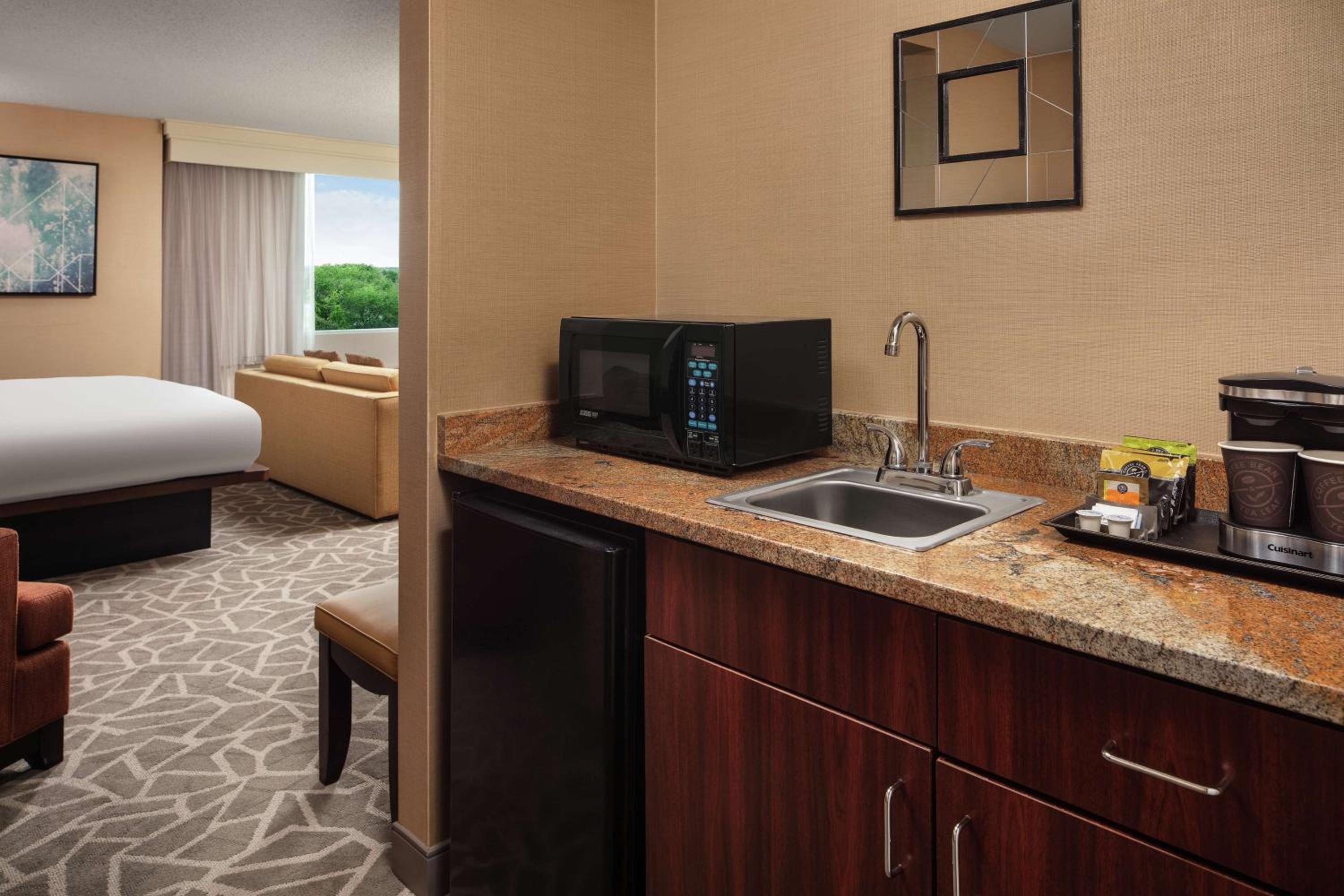 Junior King Suite - Non-Smoking - Photo 5