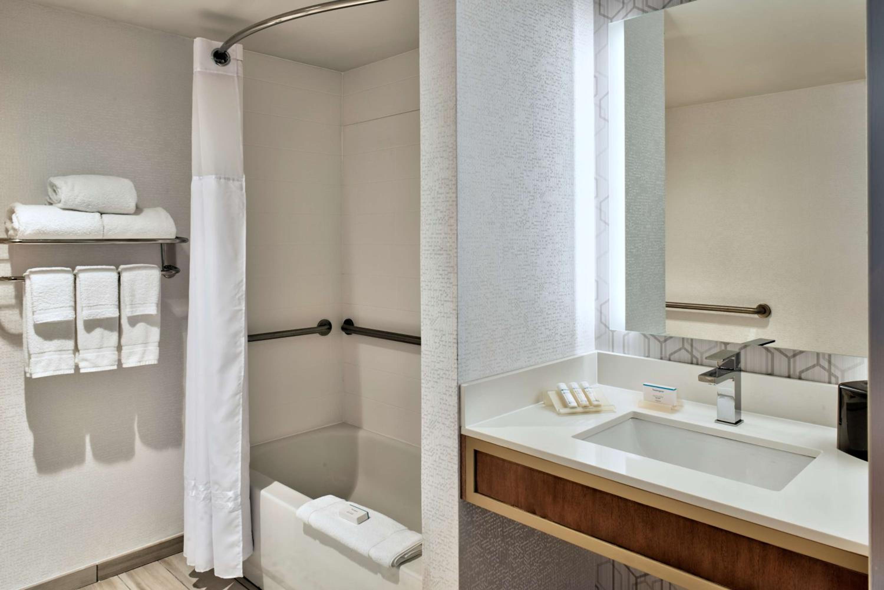 Junior King Suite - Non-Smoking - Photo 2