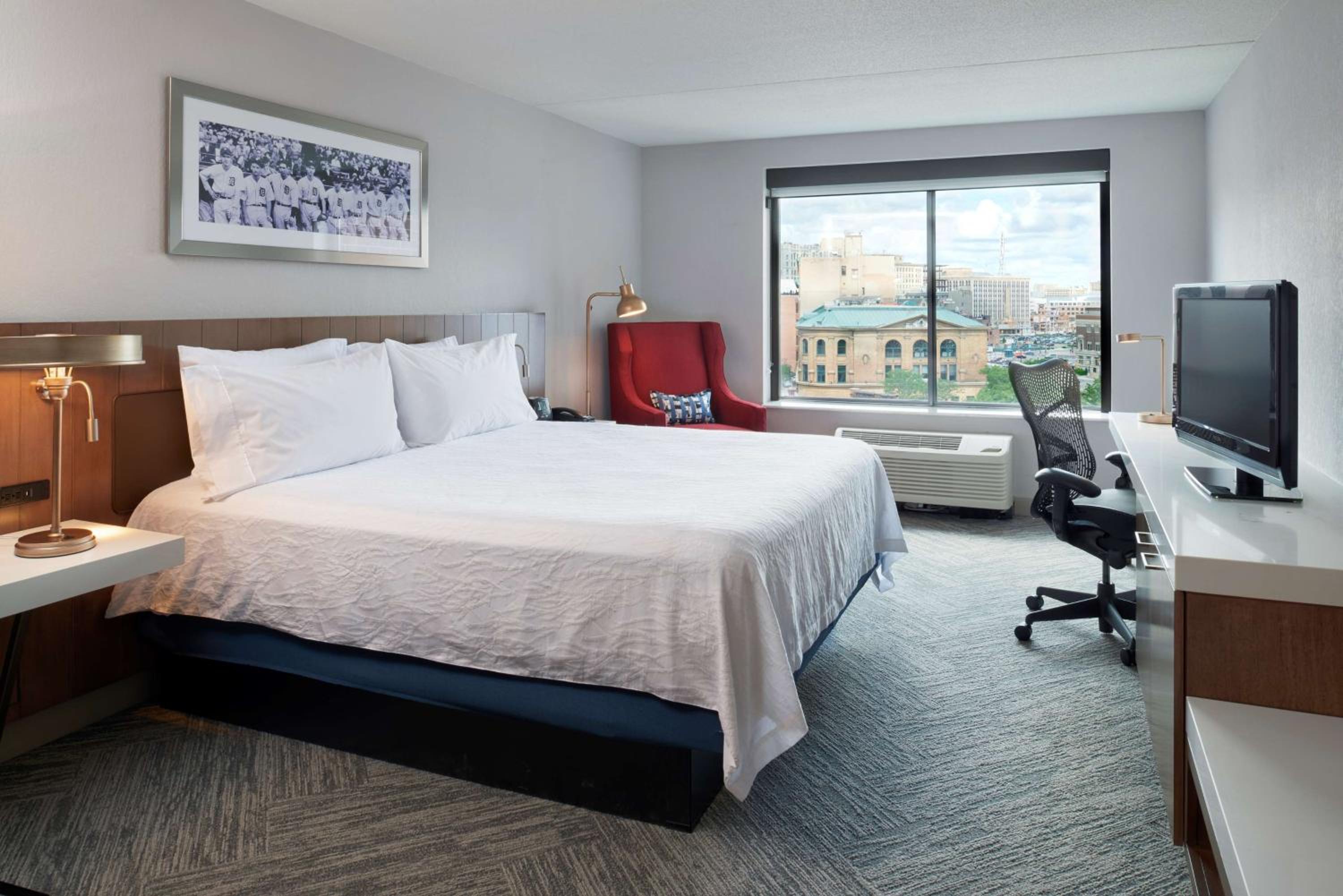 King Room with King Bed - Non-Smoking - Photo 4