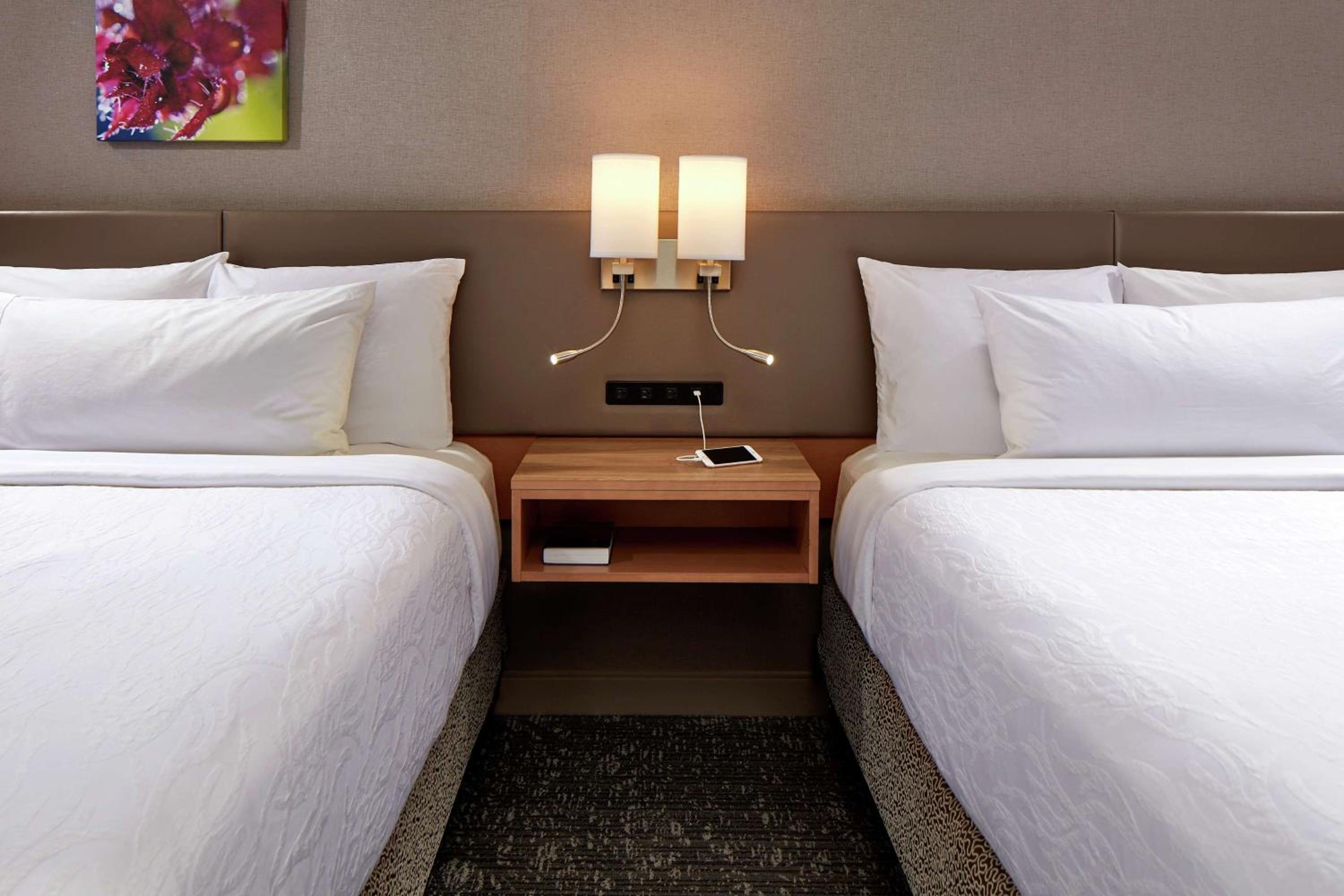 Queen Room with Two Queen Beds - Photo 5