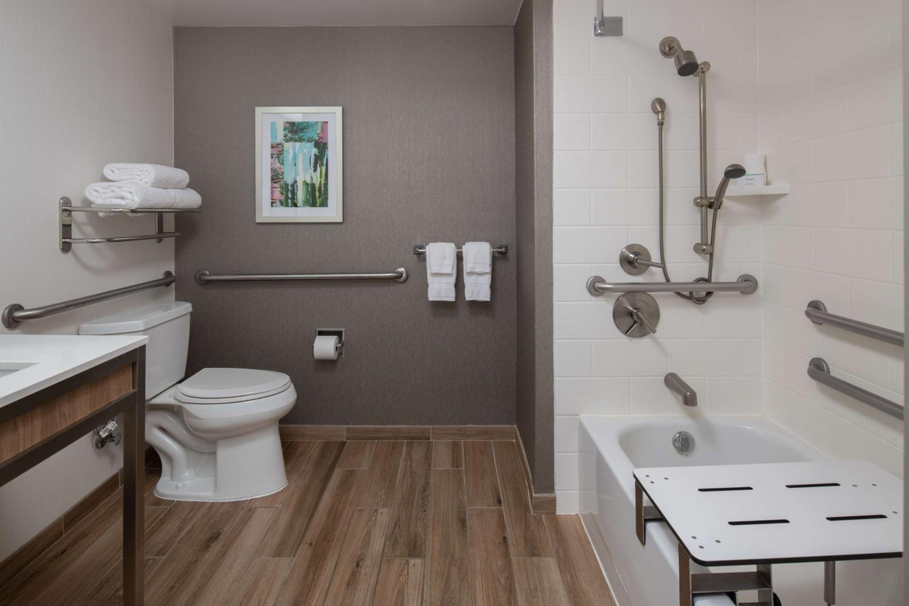 King Room with Accessible Tub - Mobility Access - Photo 5