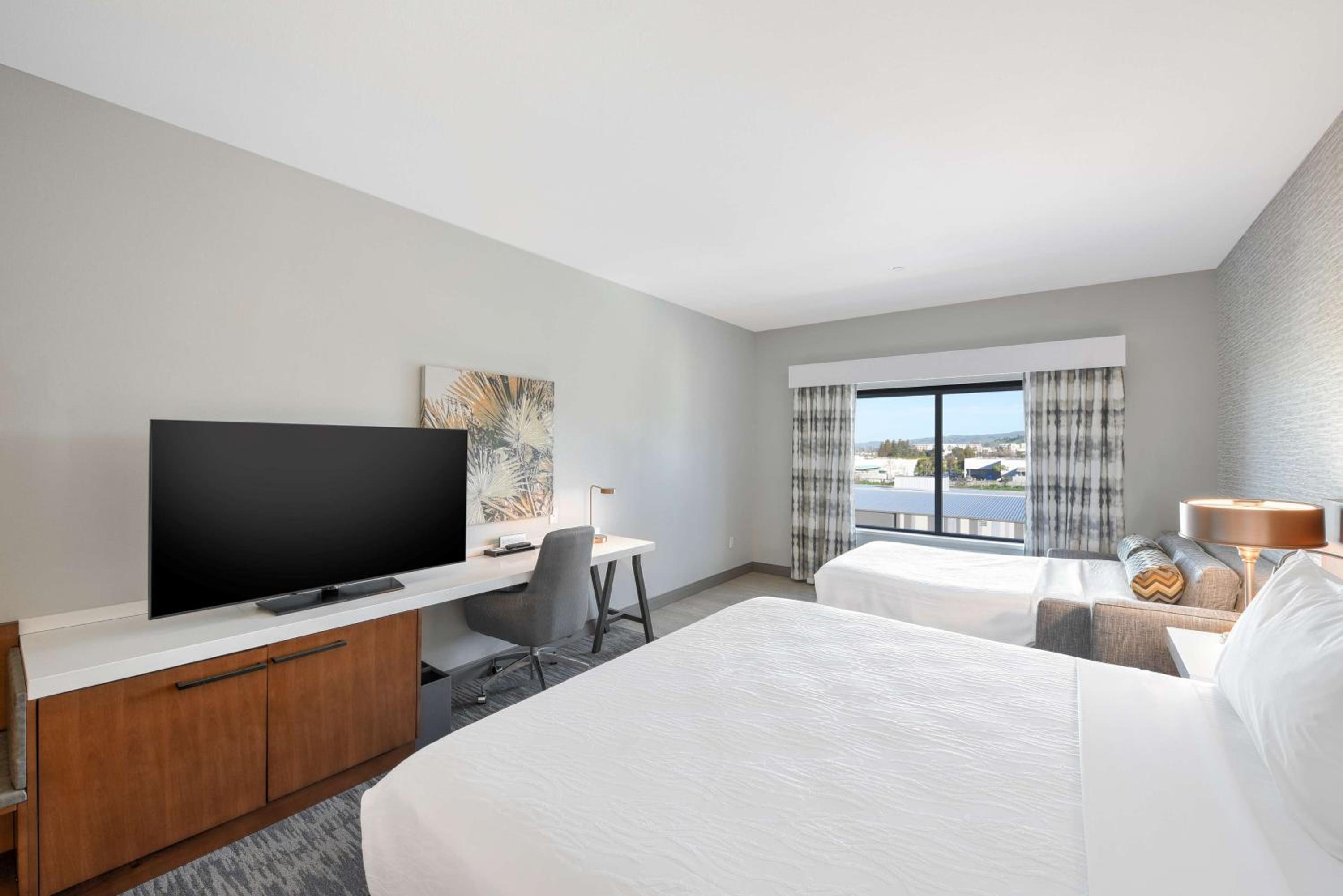 Queen Room with Two Queen Beds - Photo 5