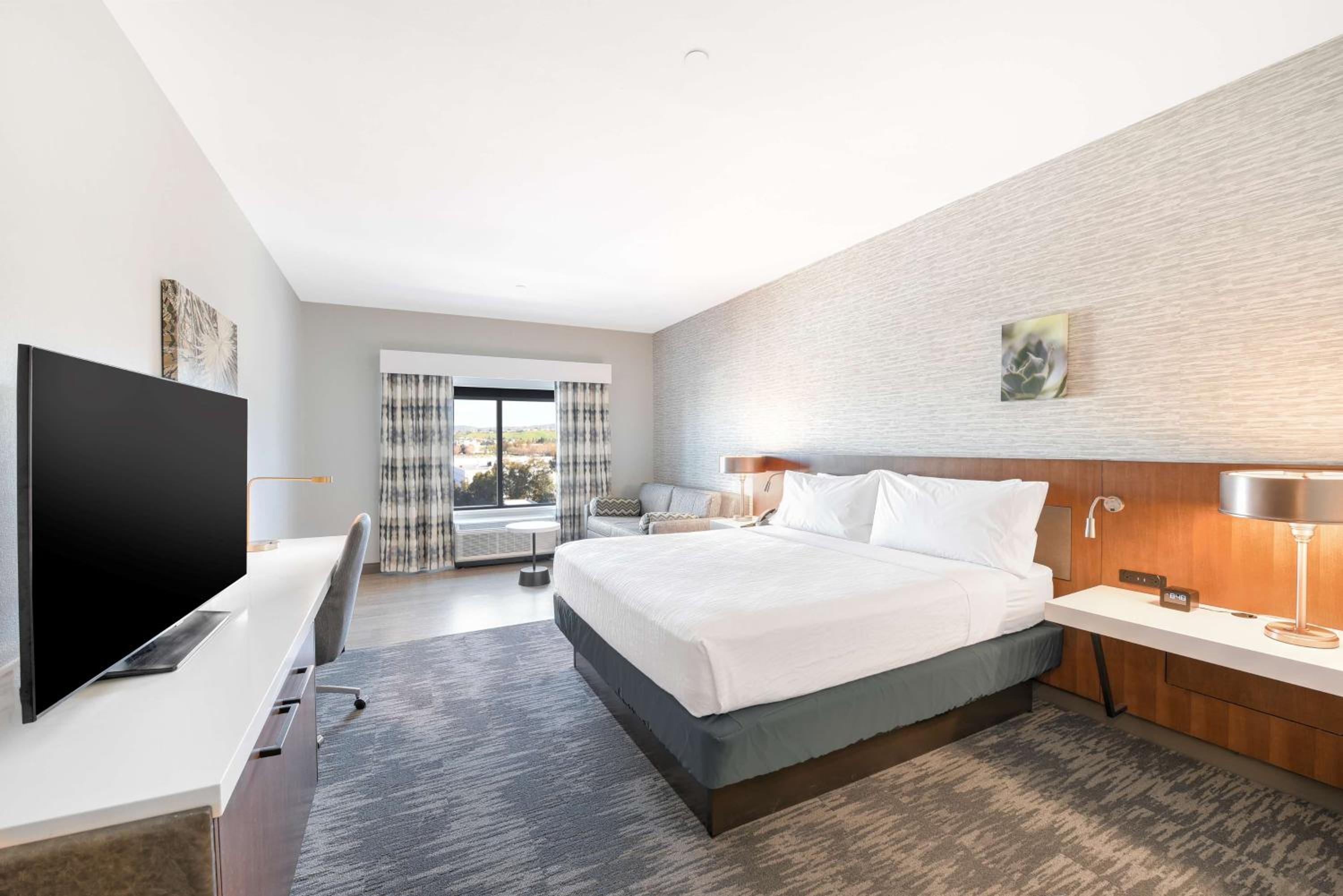 Deluxe King Room with Sofa Bed - Hearing Accessible - Photo 5