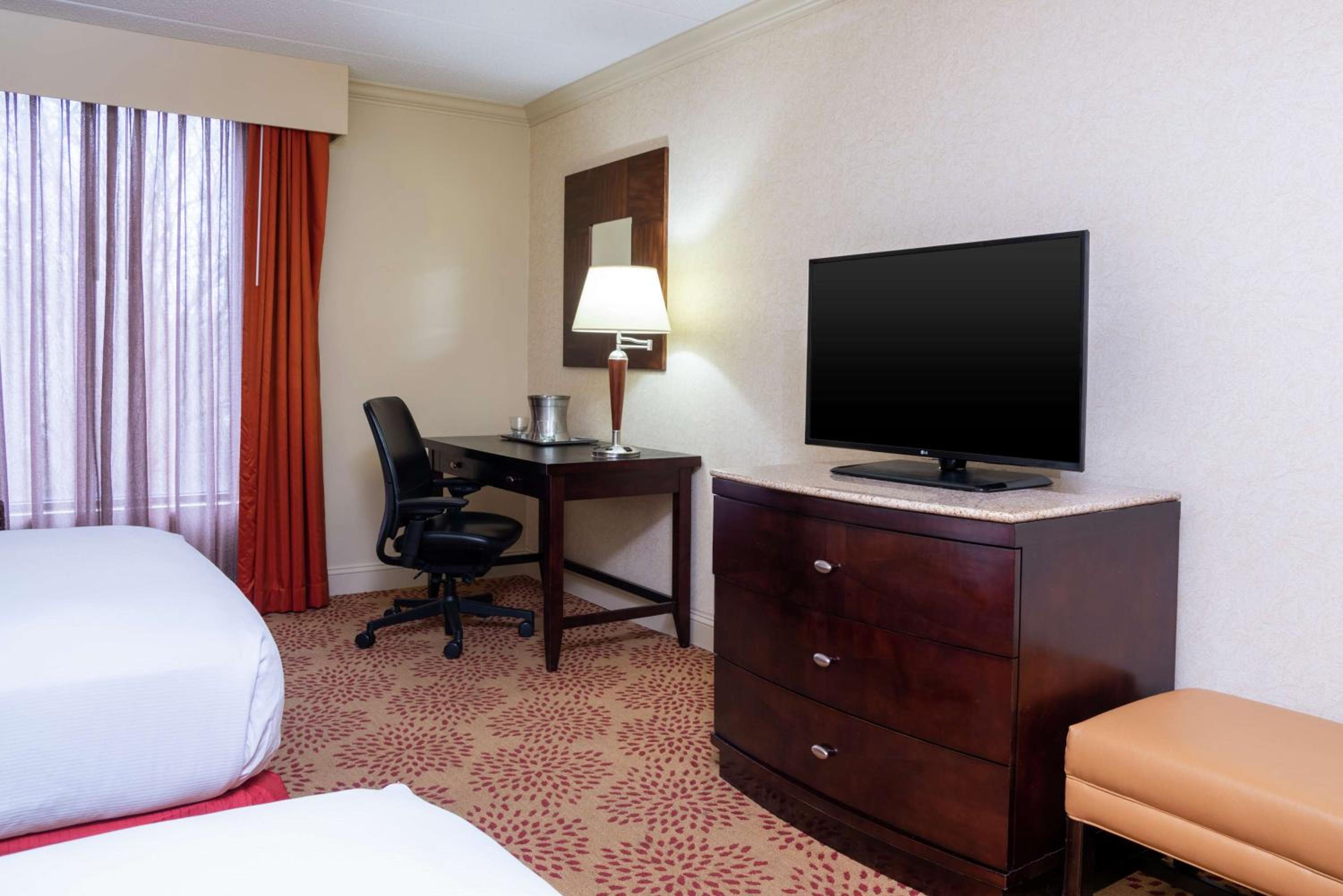 Queen Room with Two Queen Beds - Photo 2
