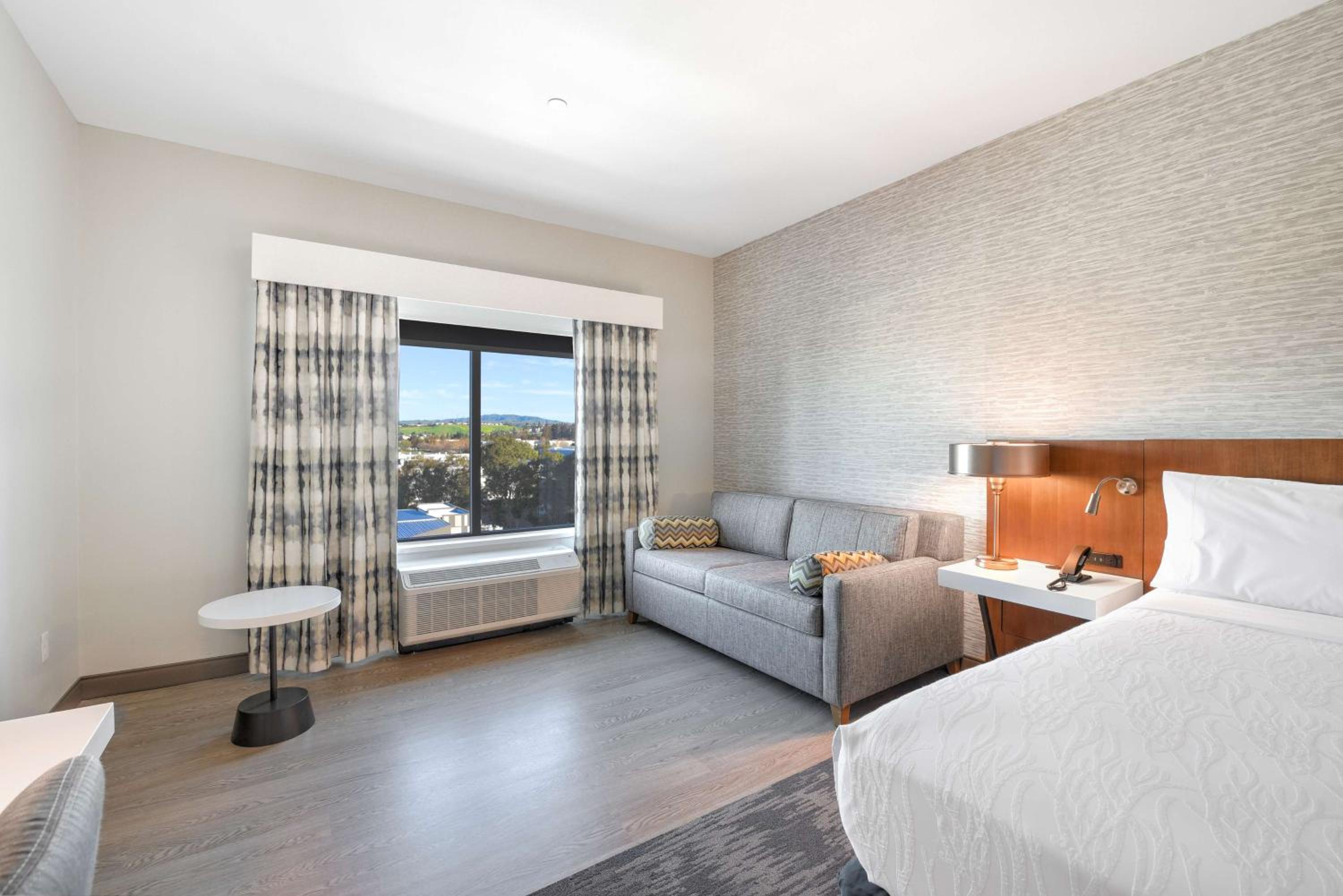 Deluxe King Room with Sofa Bed - Hearing Accessible - Photo 4