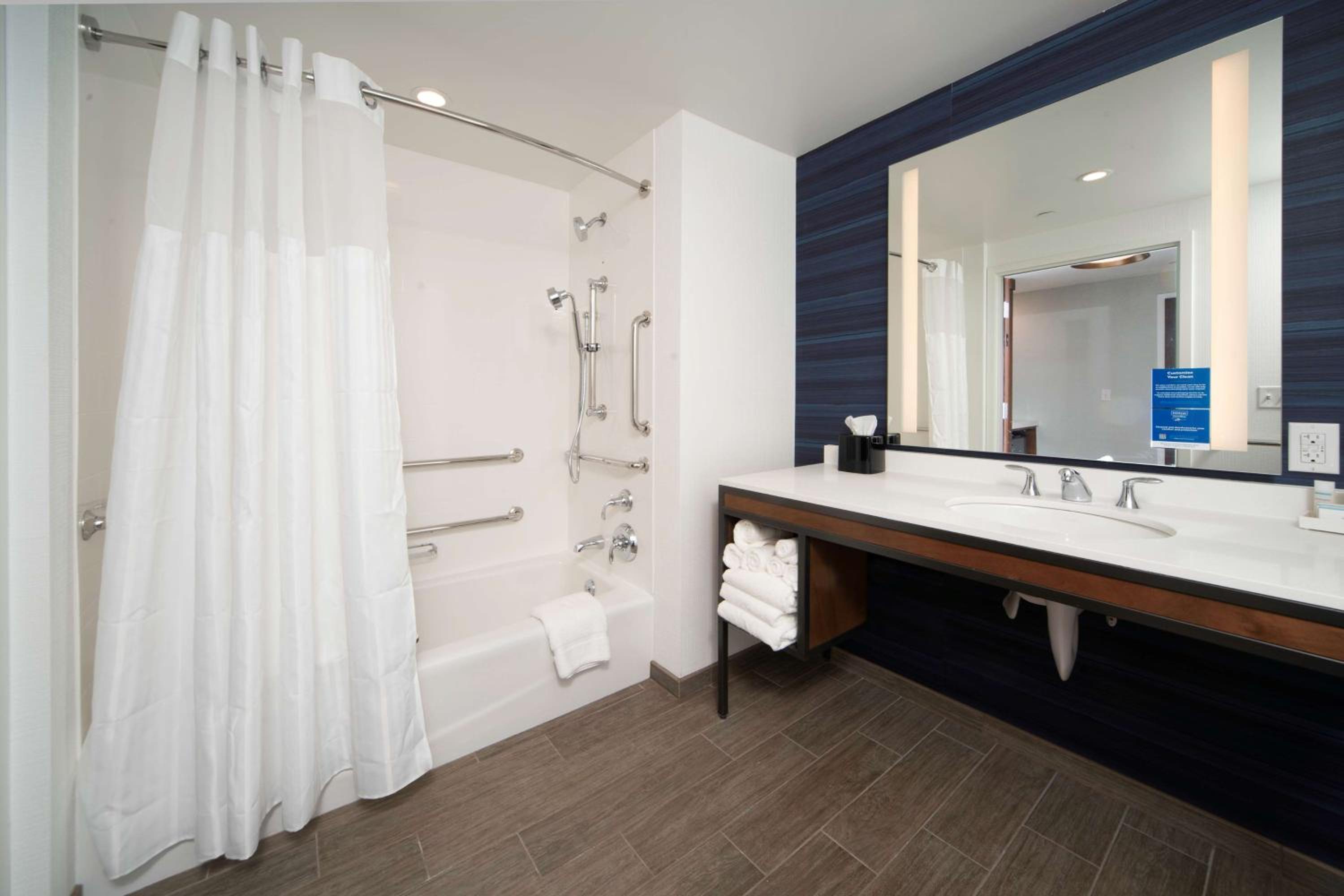 King Room with Accessible Tub - Mobility Access - Photo 2