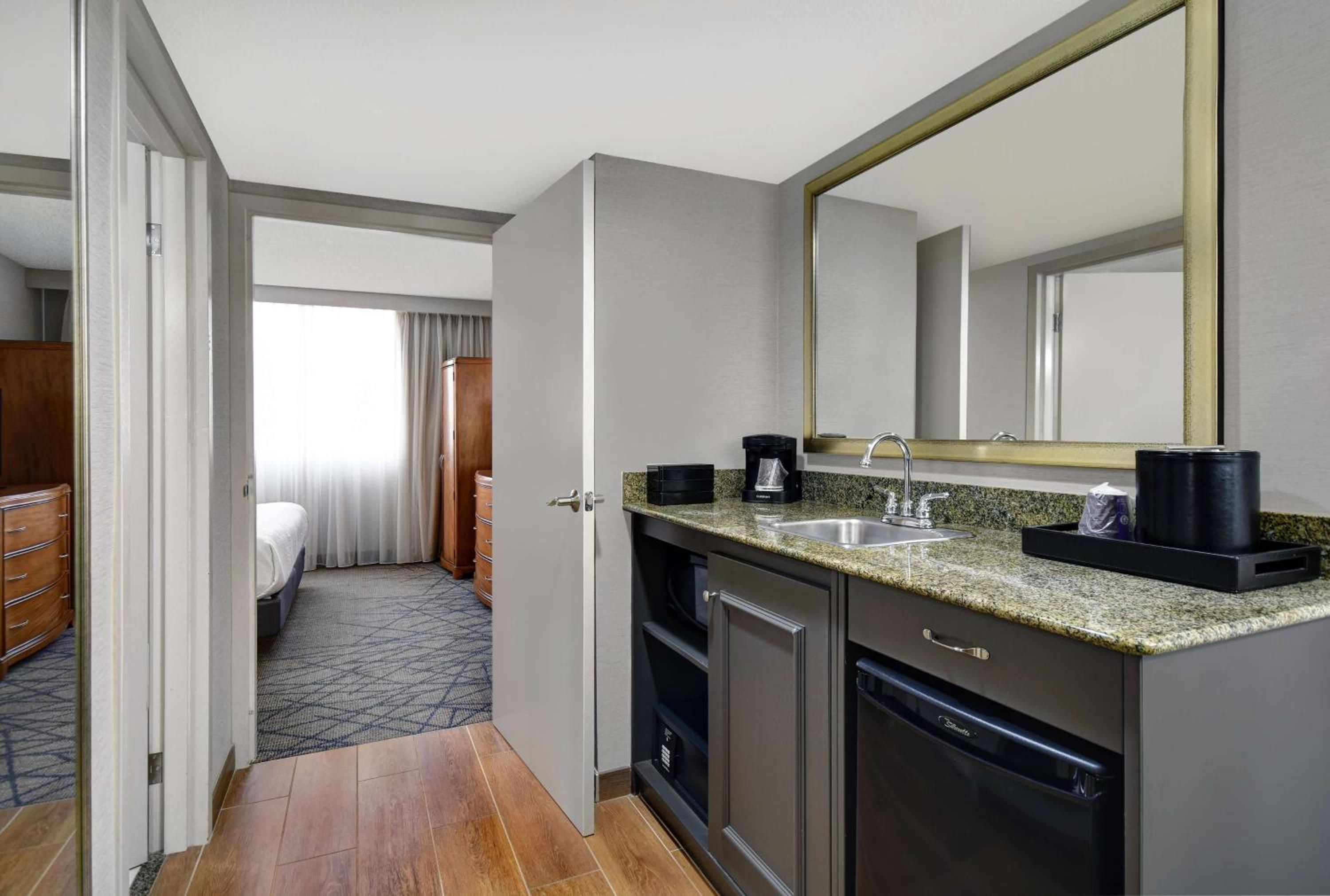 King Suite - Non-Smoking photo 3