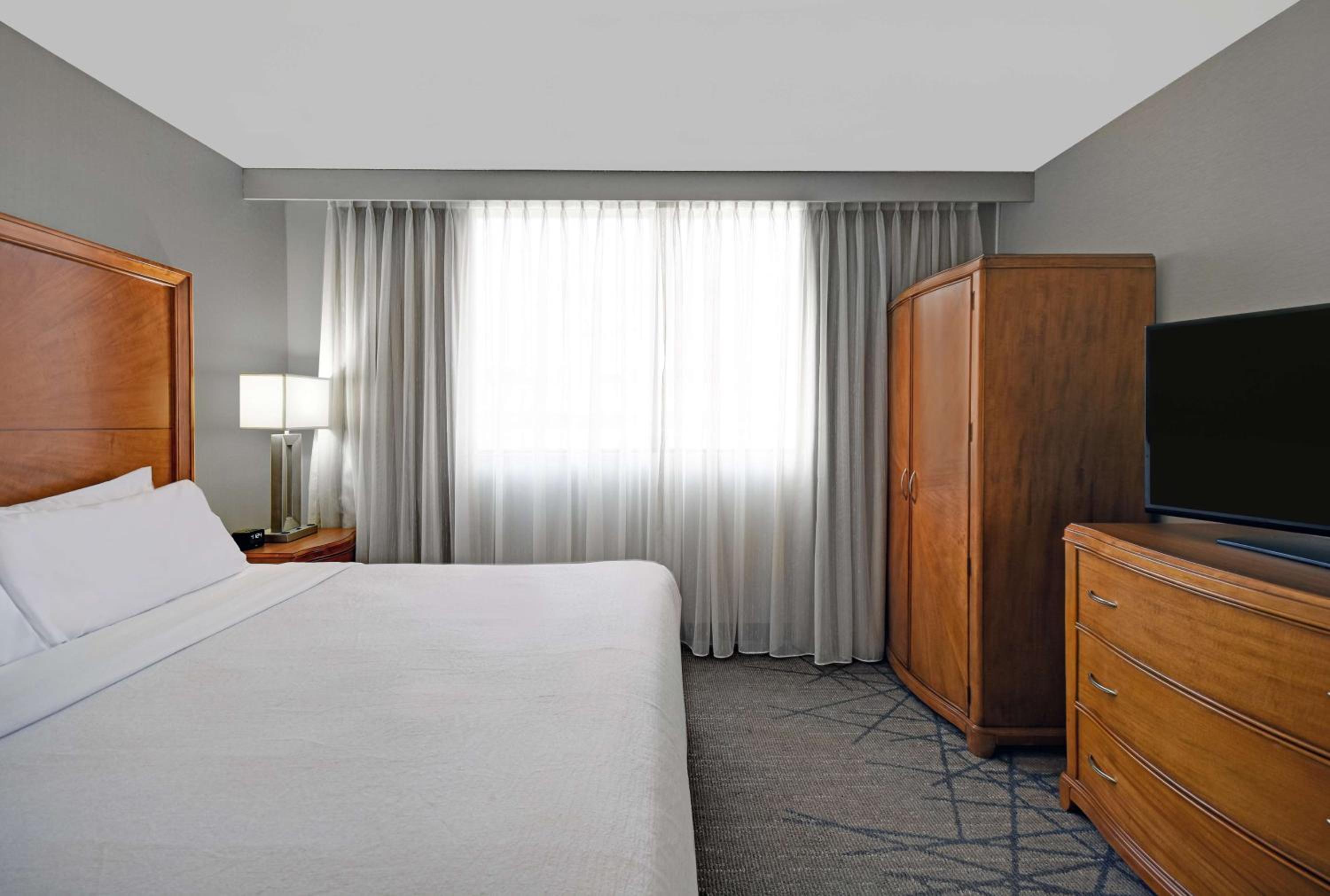 King Suite with Accessible Tub - Mobility and Hearing Access/Non-Smoking