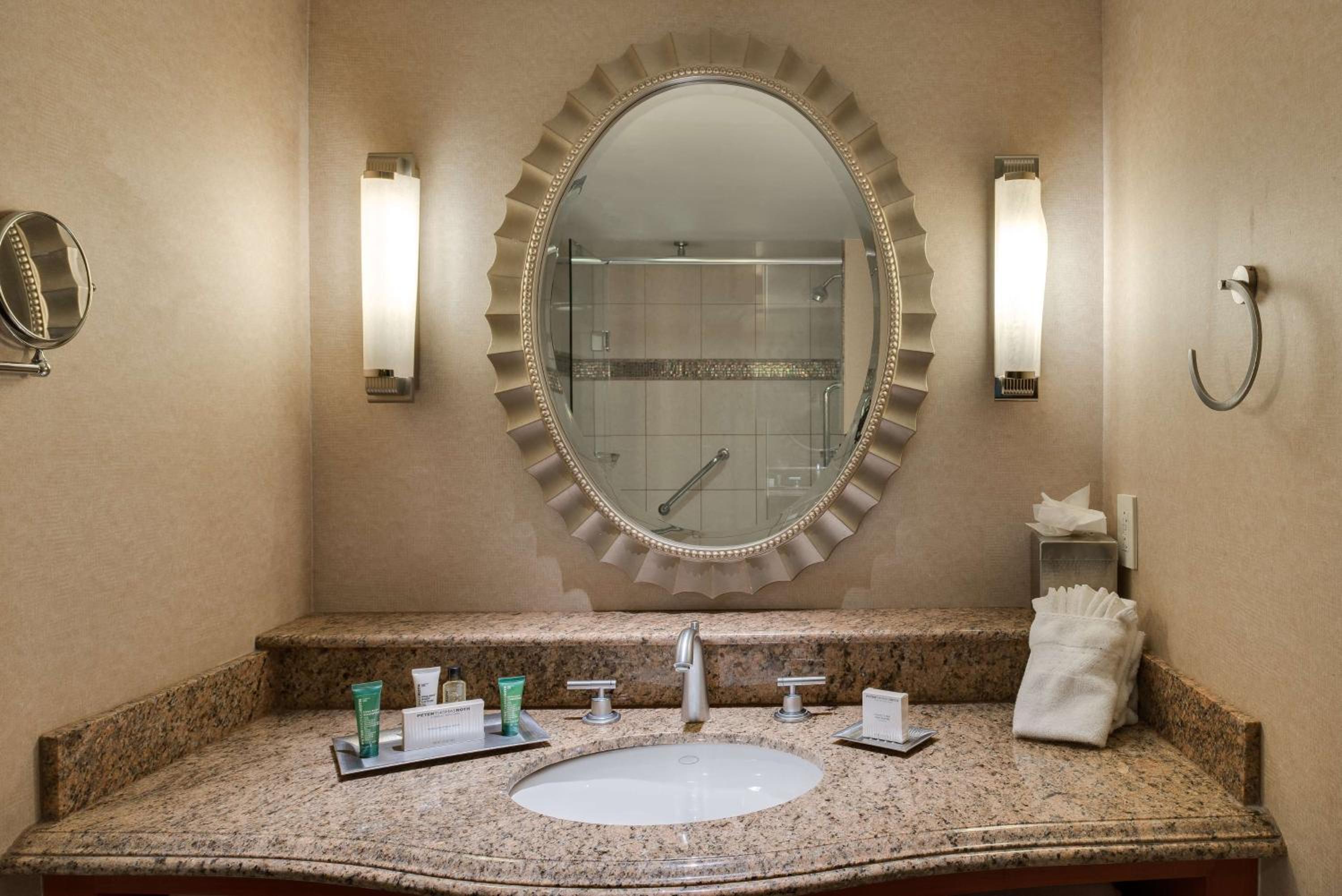 King Room with Dual Rain Shower - Photo 2