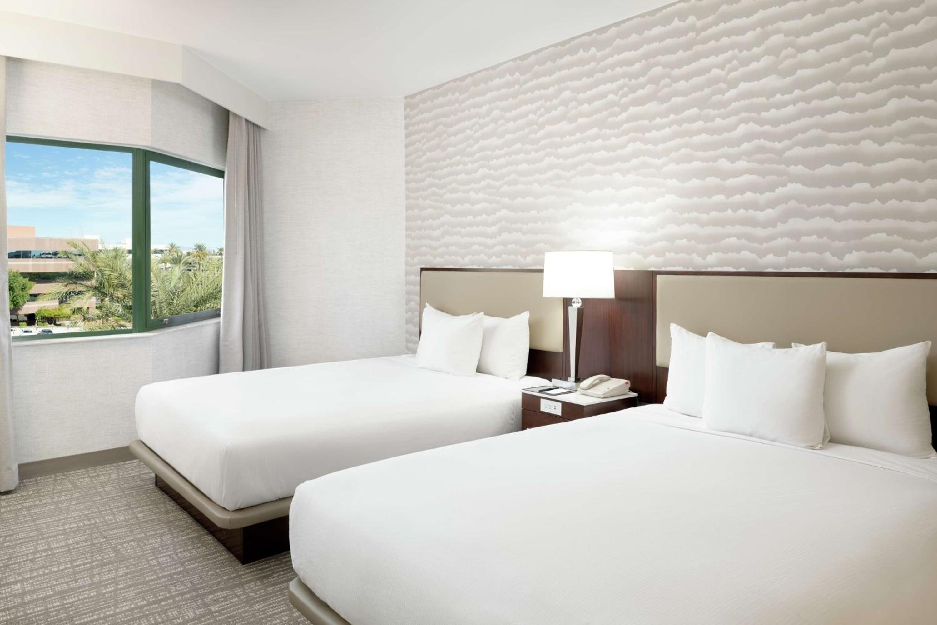 One-Bedroom Suite with Two Queen Beds and Roll-in Shower - Mobility Accessible - Photo 3