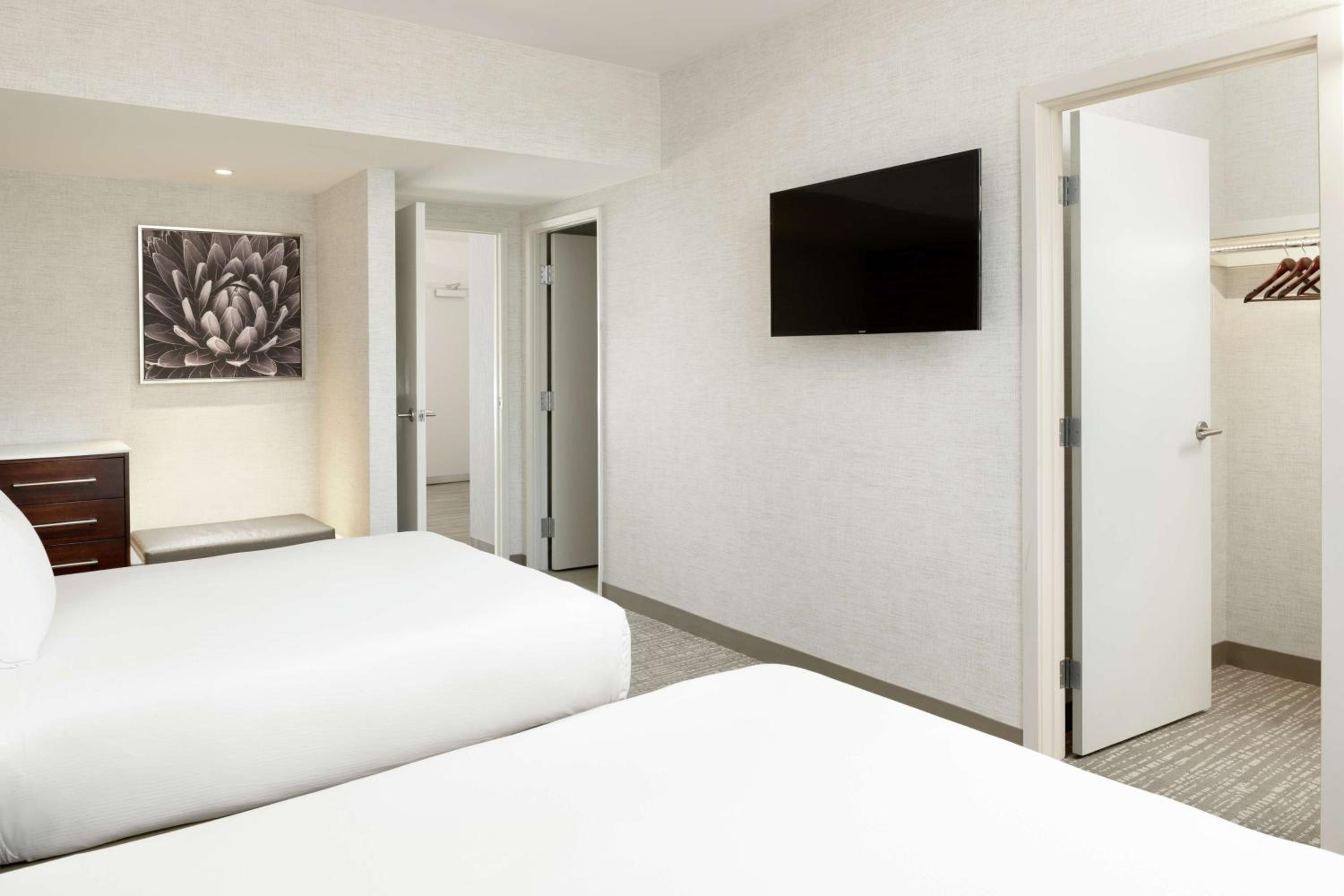 Premium Suite with Two Queen Beds and Sofa Sleeper - Living Room - Photo 4