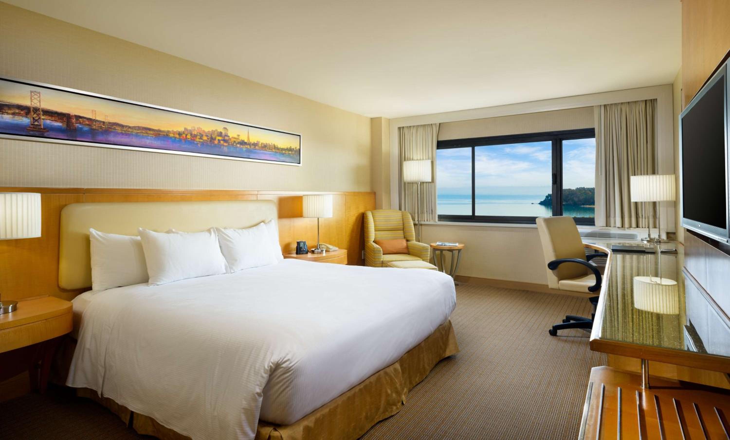 Deluxe King Room with Bay View - Photo 1