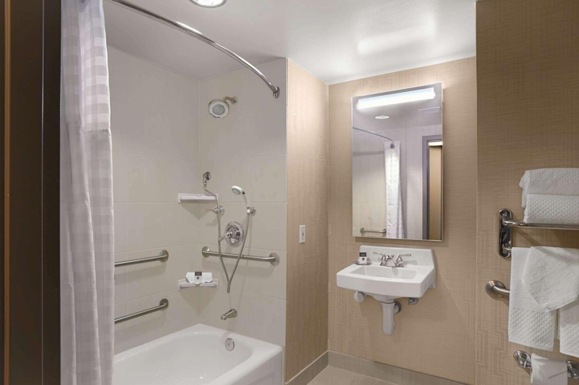 King Room with Bath Tub - Mobility and Hearing Accessible/Non-Smoking - Photo 4