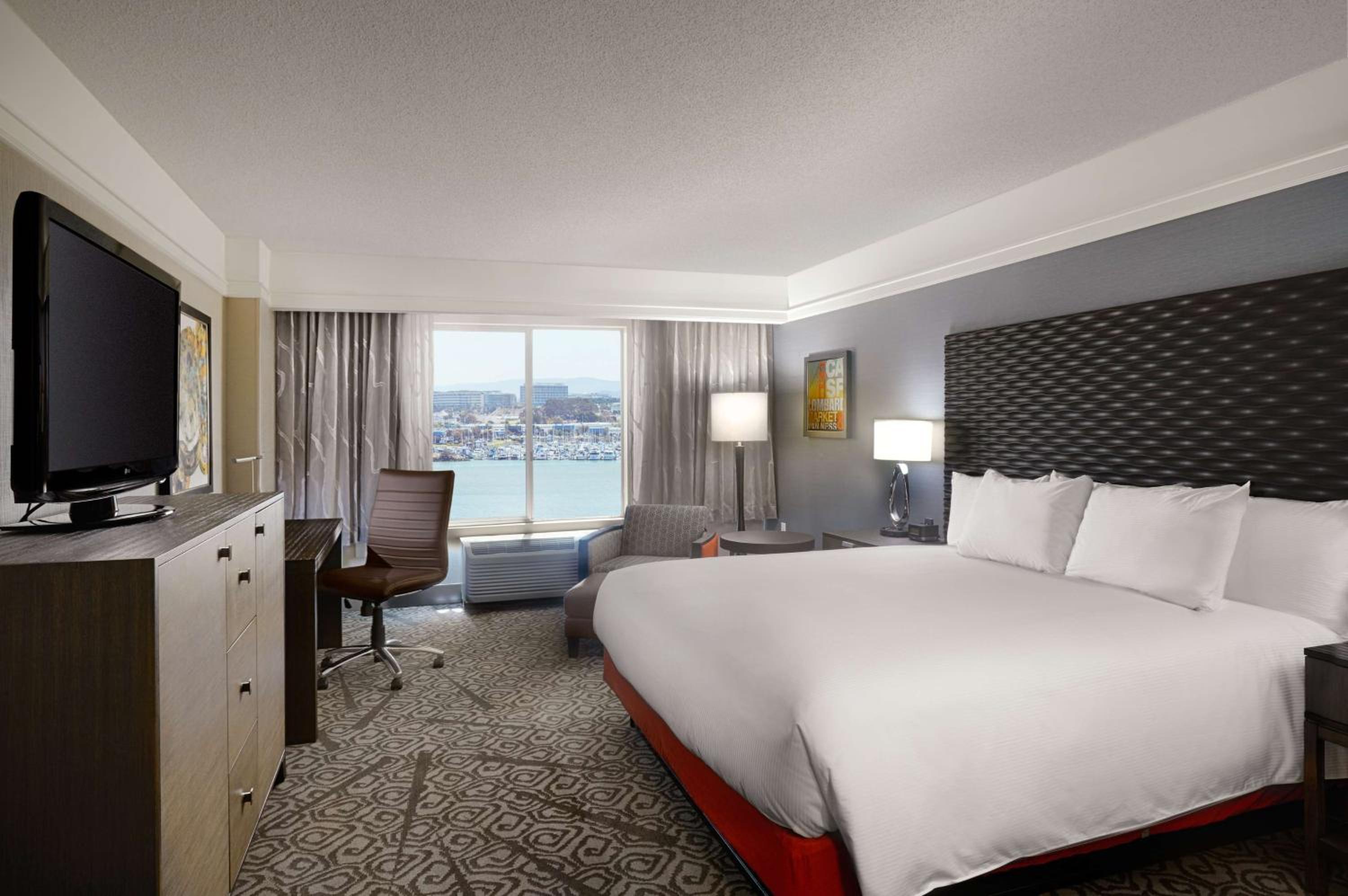 King Room with Bay View - Non-Smoking - Photo 4