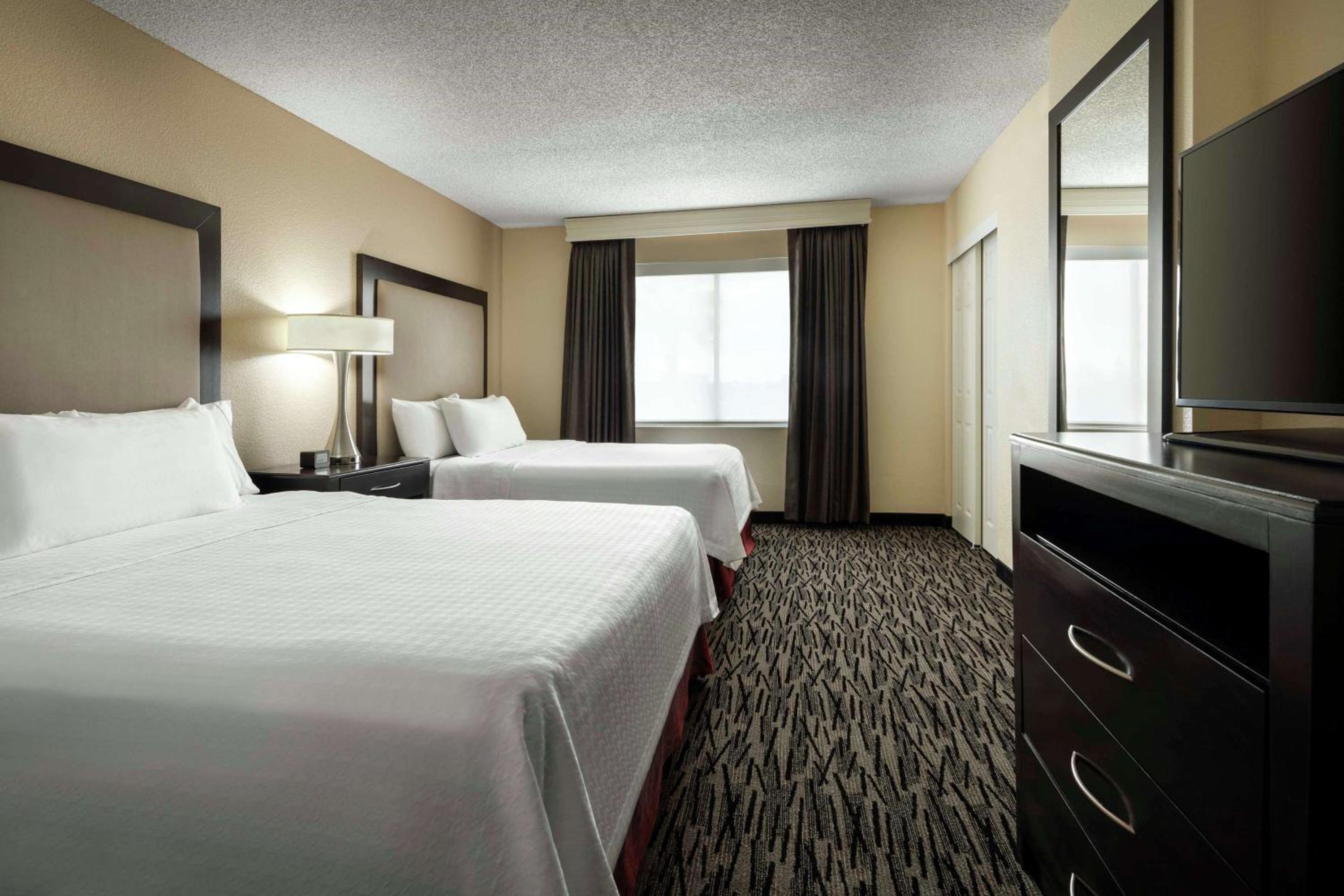 One-Bedroom Queen Suite with Two Queen Beds - Non-Smoking - Photo 3