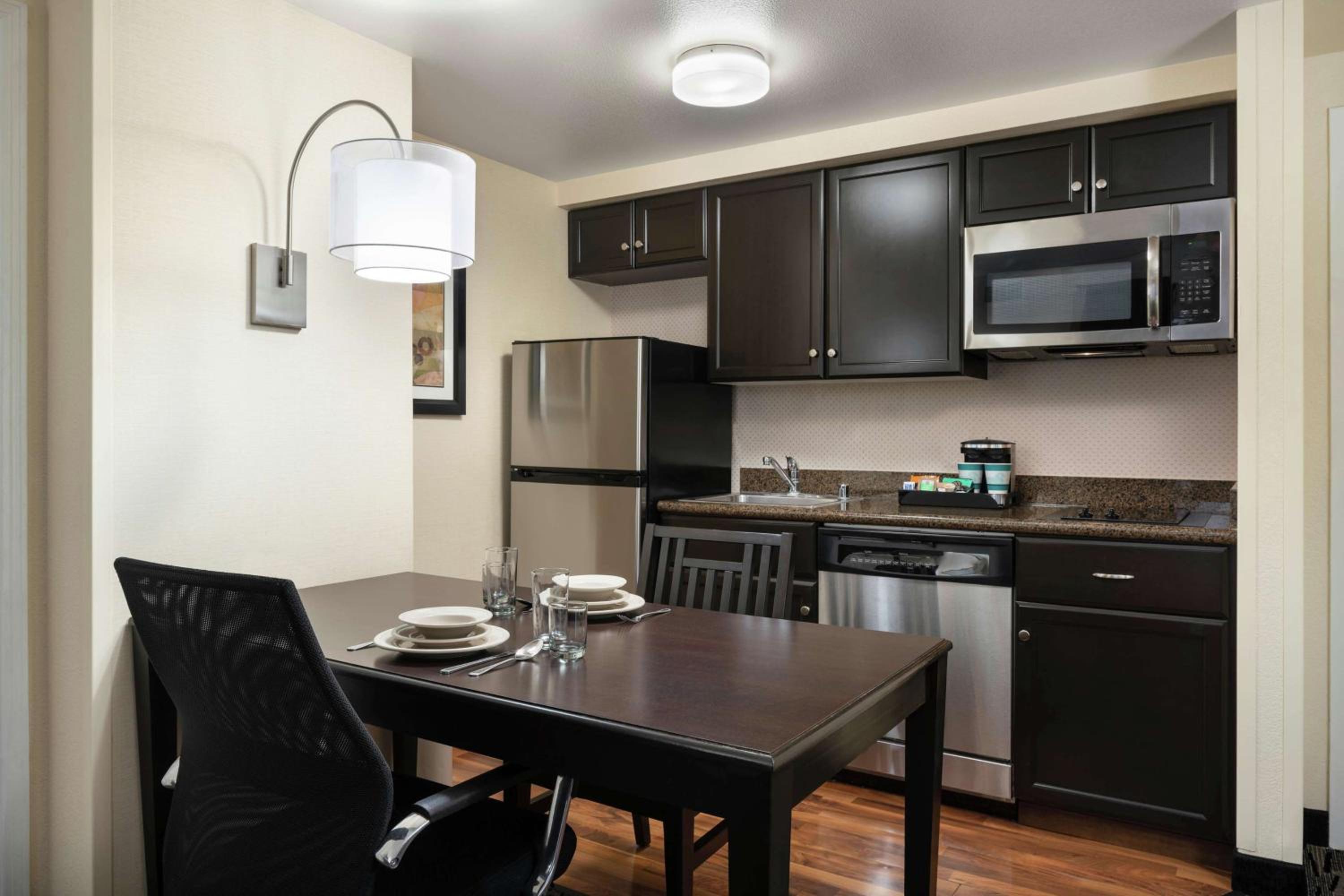 One-Bedroom Queen Suite with Two Queen Beds - Non-Smoking - Photo 4