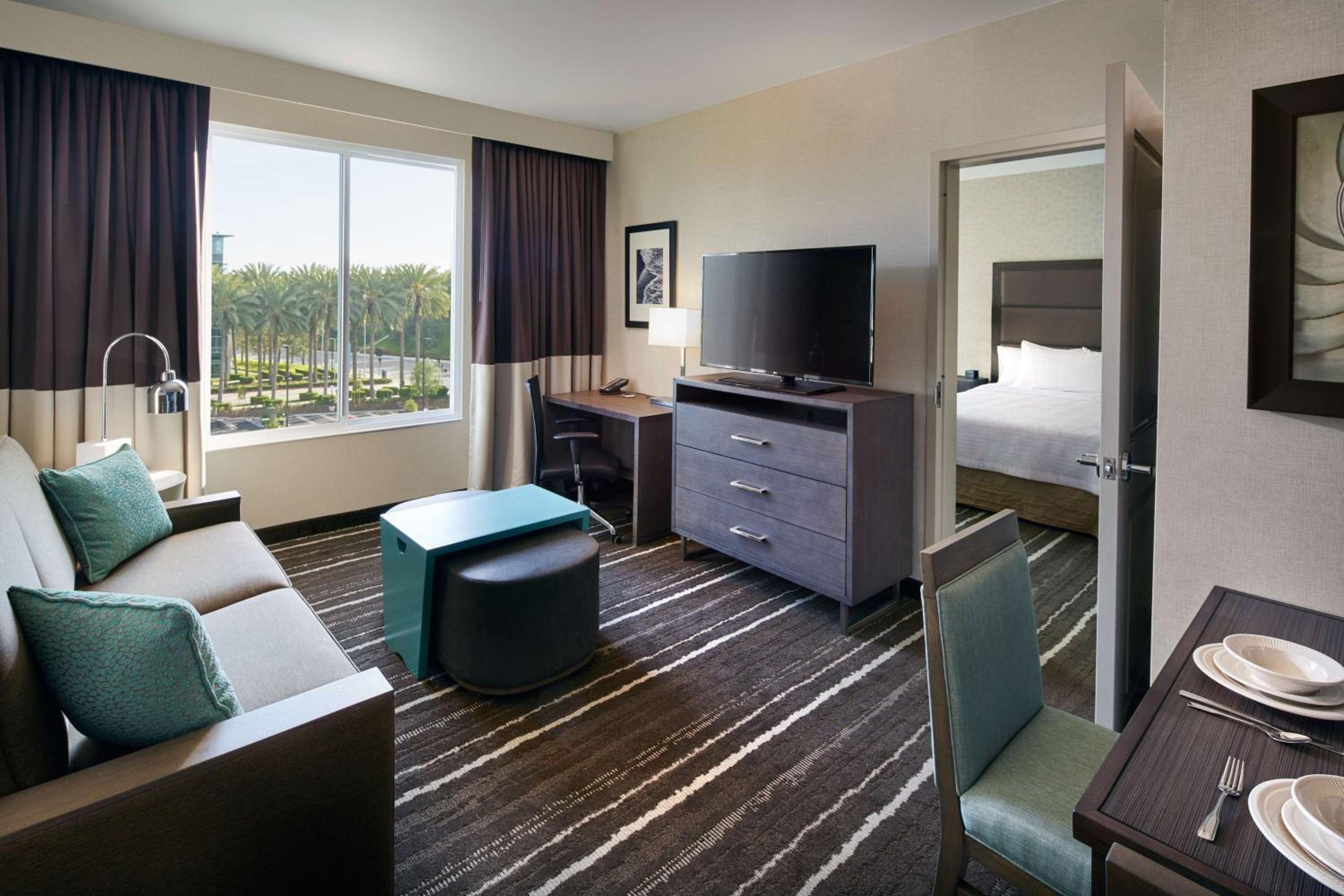 One-Bedroom Premium King Suite - Non-Smoking photo 2