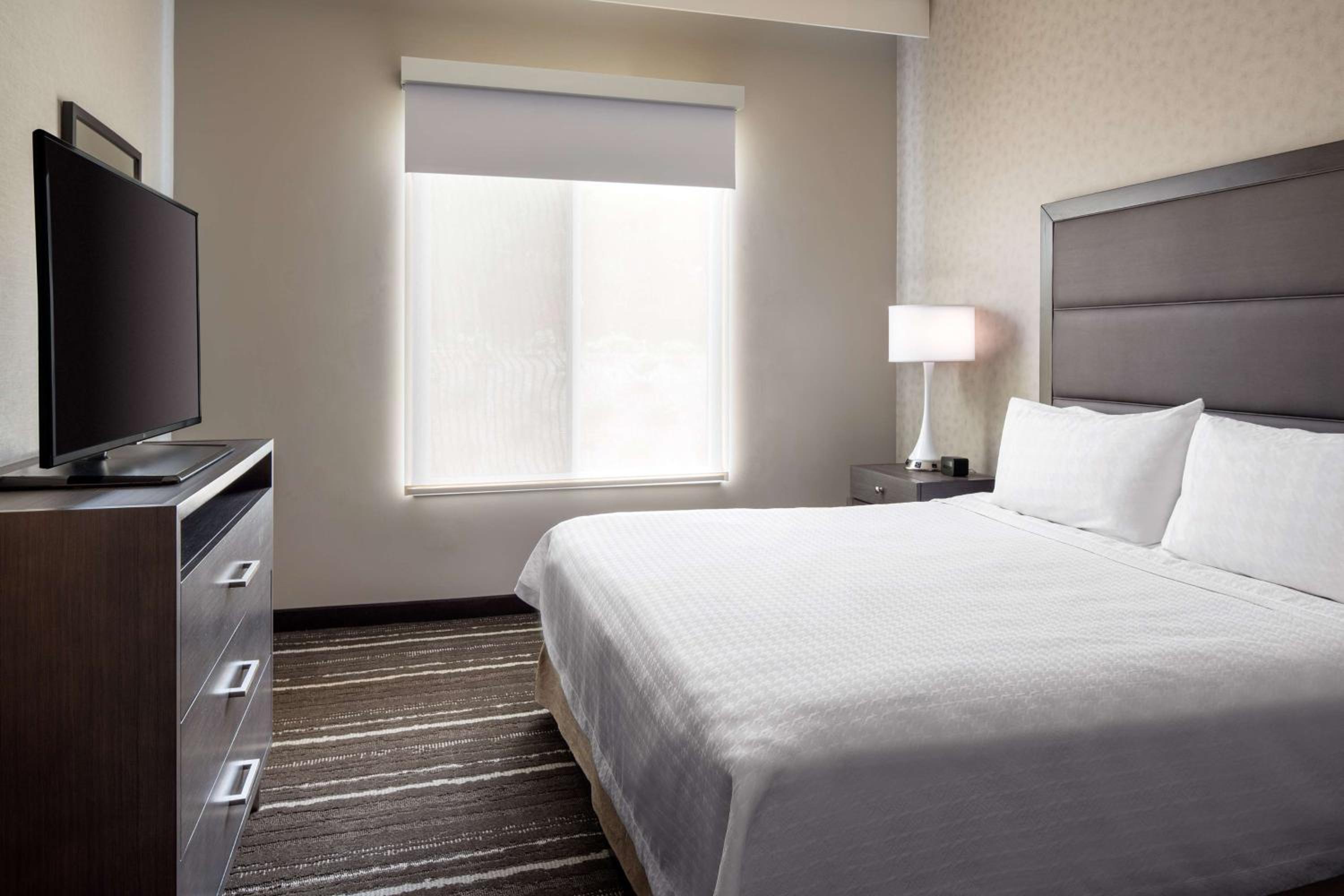 One-Bedroom Premium King Suite - Non-Smoking