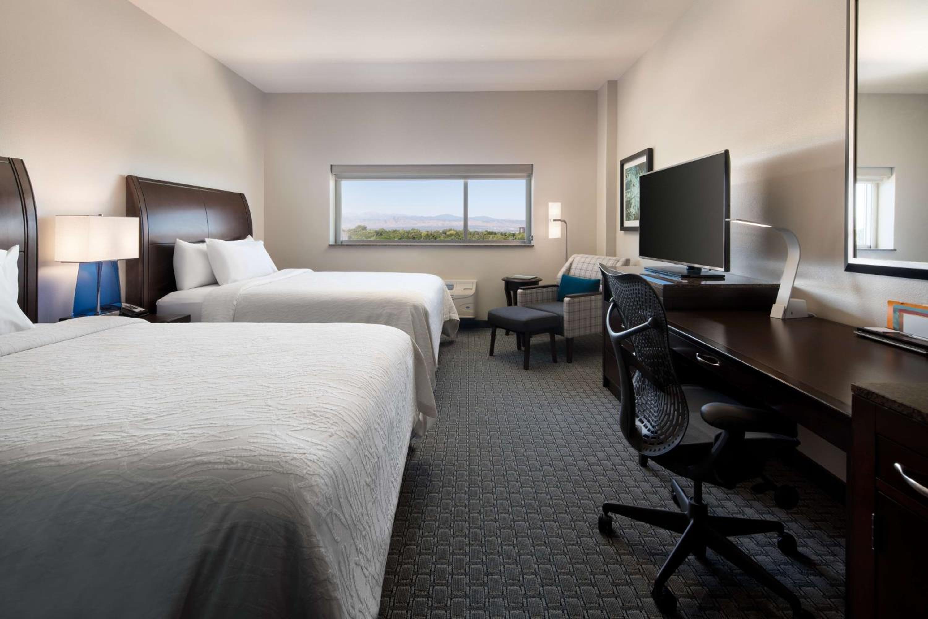 Queen Room with Two Queen Beds and Mountain View thumbnail 5