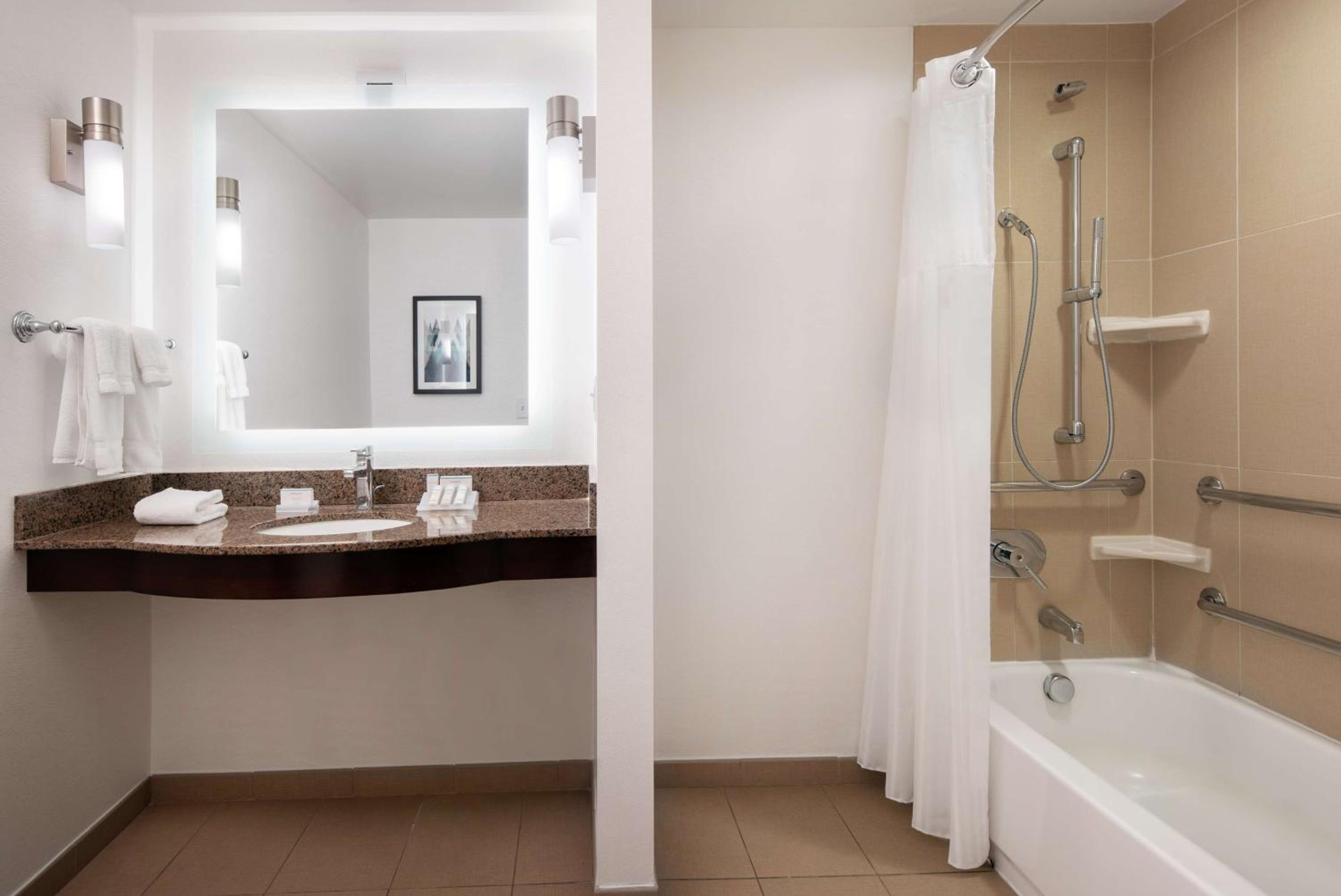 King Room with Bath Tub - Mobility Access