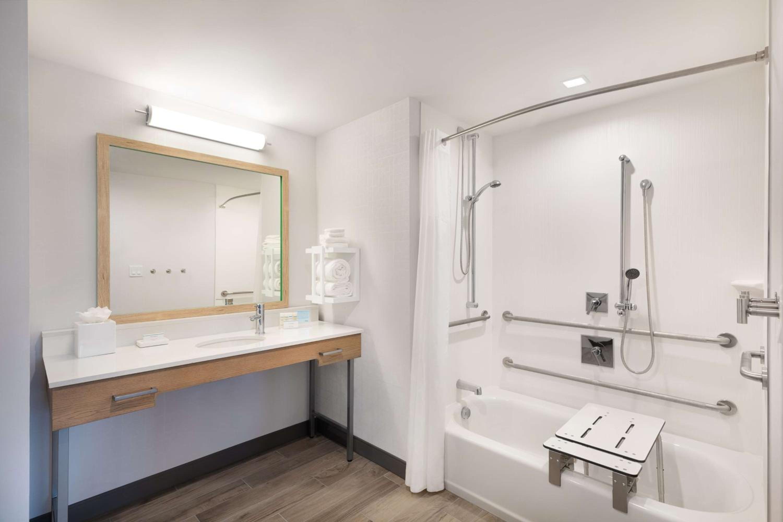 King Room - Hearing Access/Non-Smoking - Photo 2