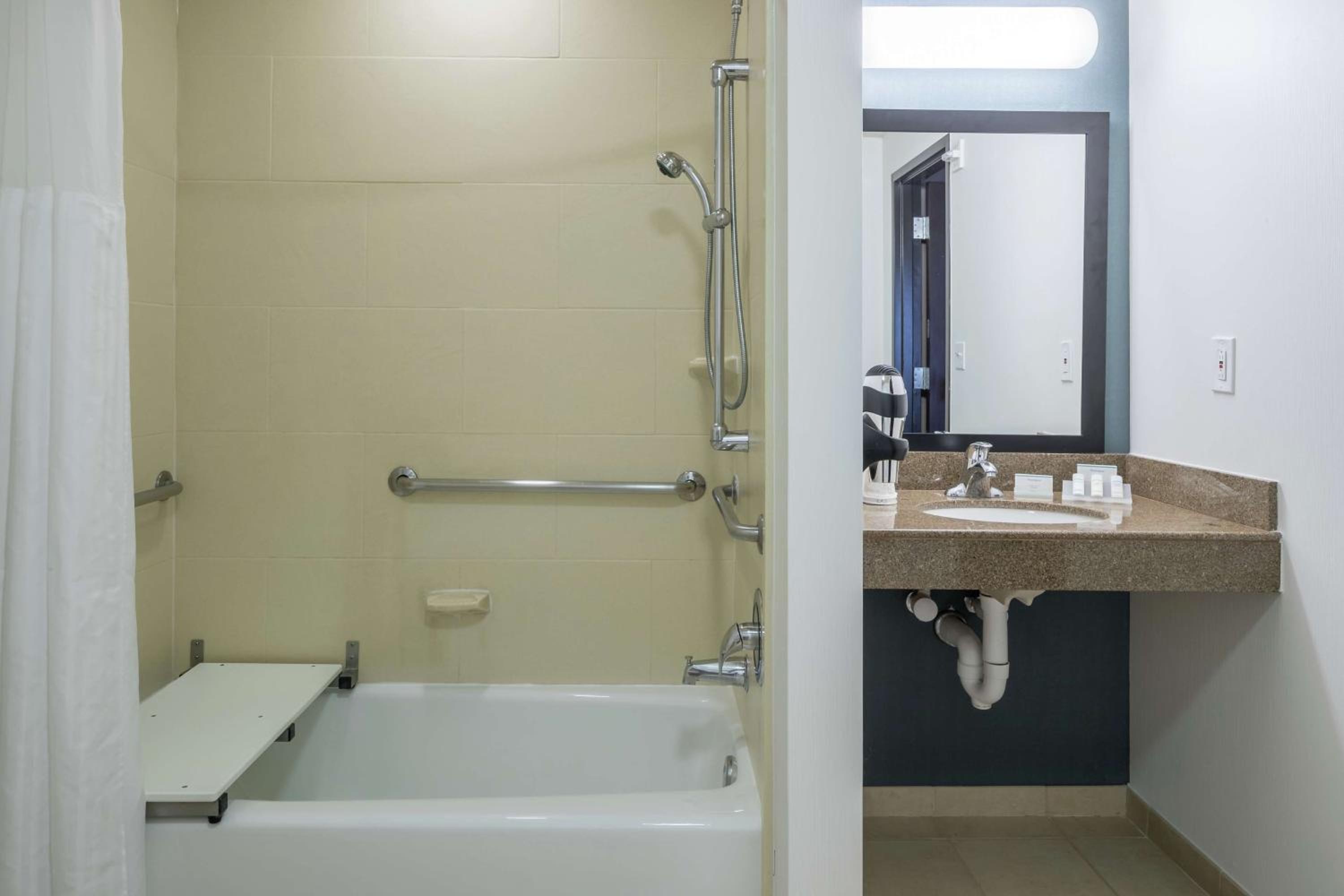 King Room with Bath Tub - Mobility Access photo 3