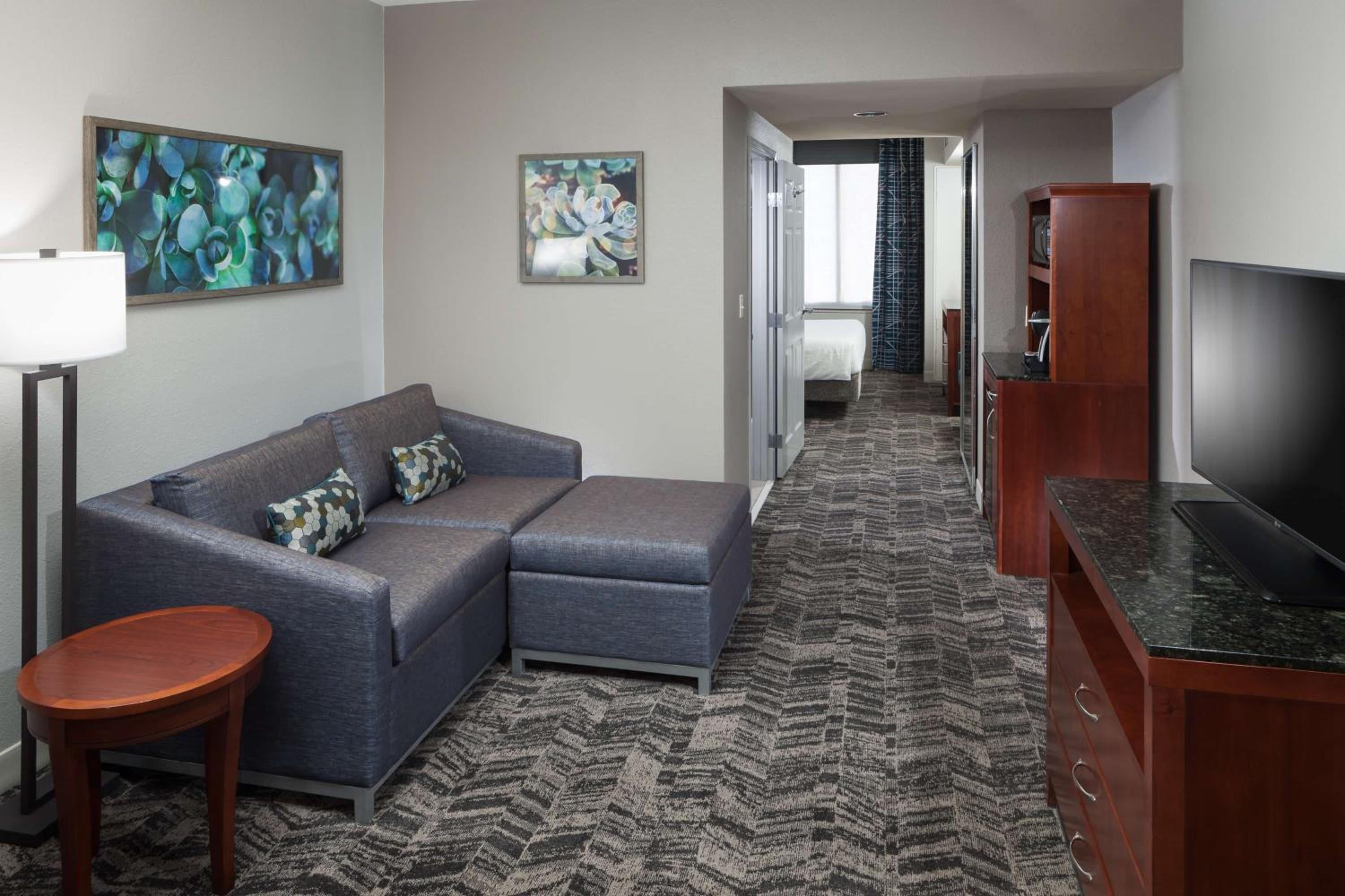 Junior King Suite with Roll-In Shower - Mobility Access - Photo 4