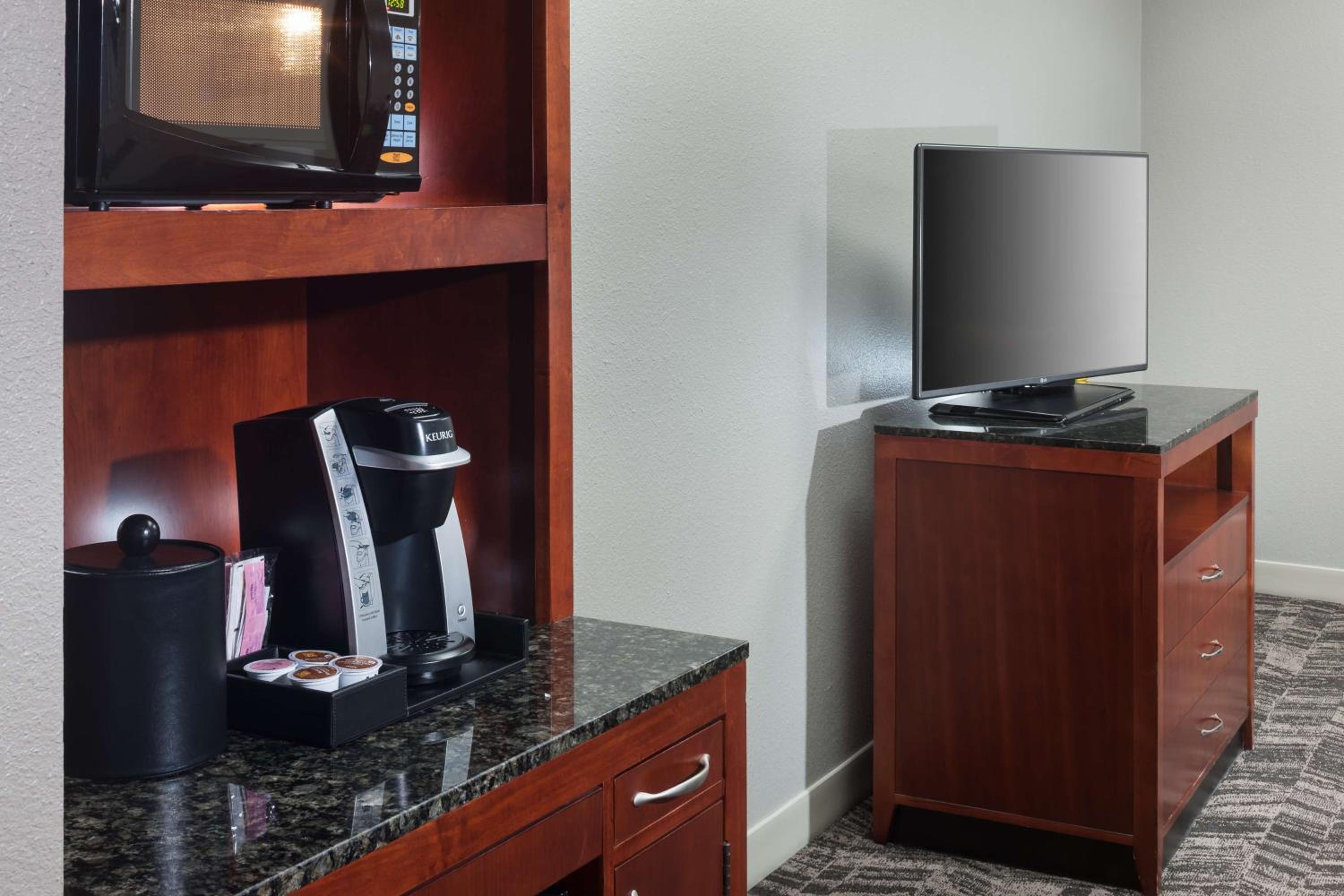 Junior King Suite with Seating Area - Photo 1