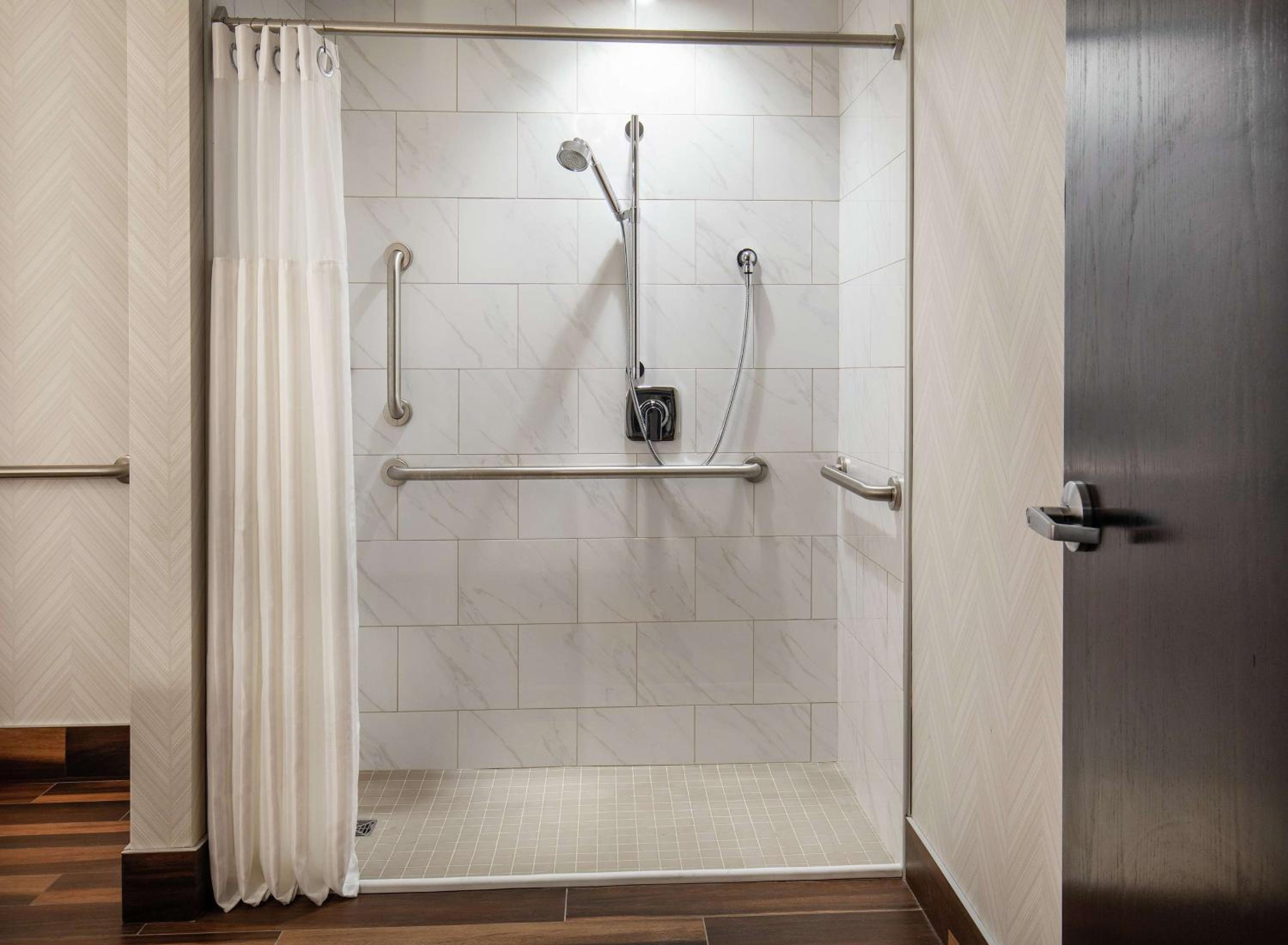 Queen Room with Two Queen Beds and Roll-In Shower - Mobility Access photo 3