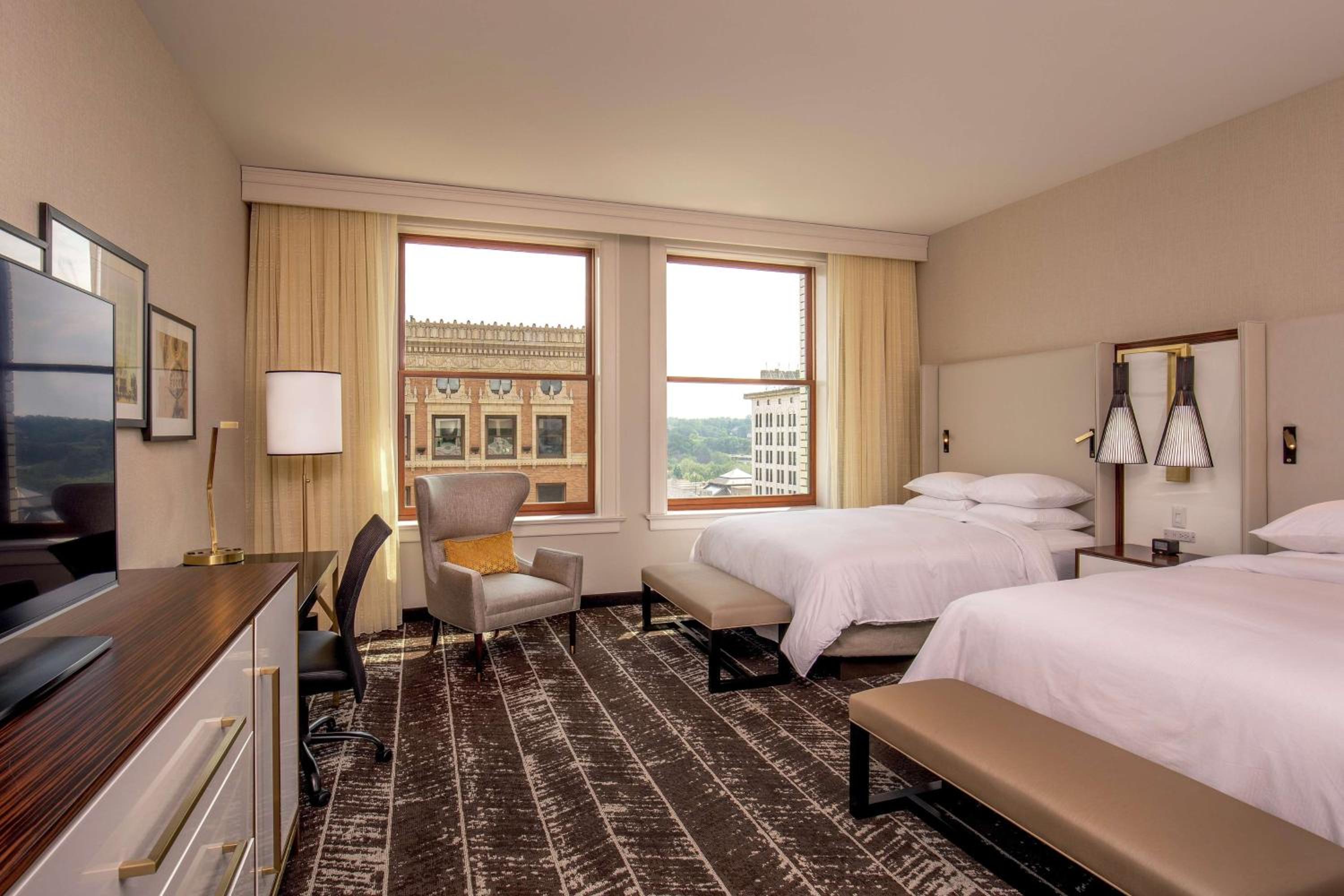 Queen Room with Two Queen Beds and Roll-In Shower - Mobility Access photo 2