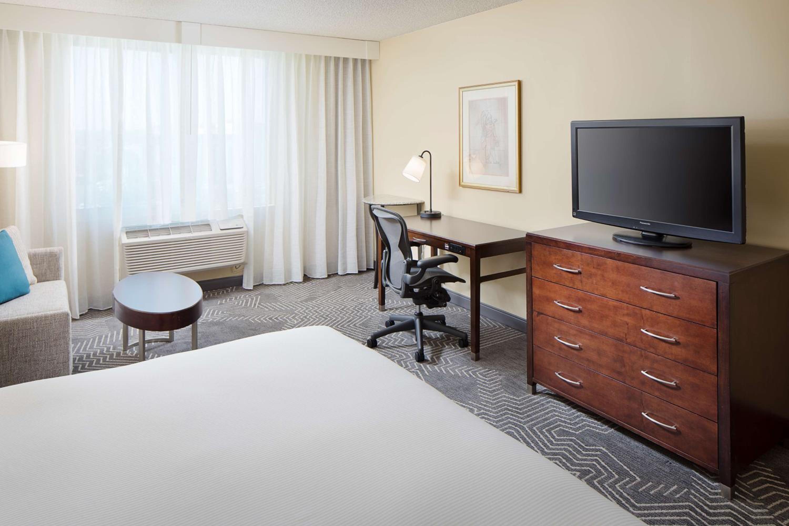 King Room with Sofa Bed - Non-Smoking - Photo 2