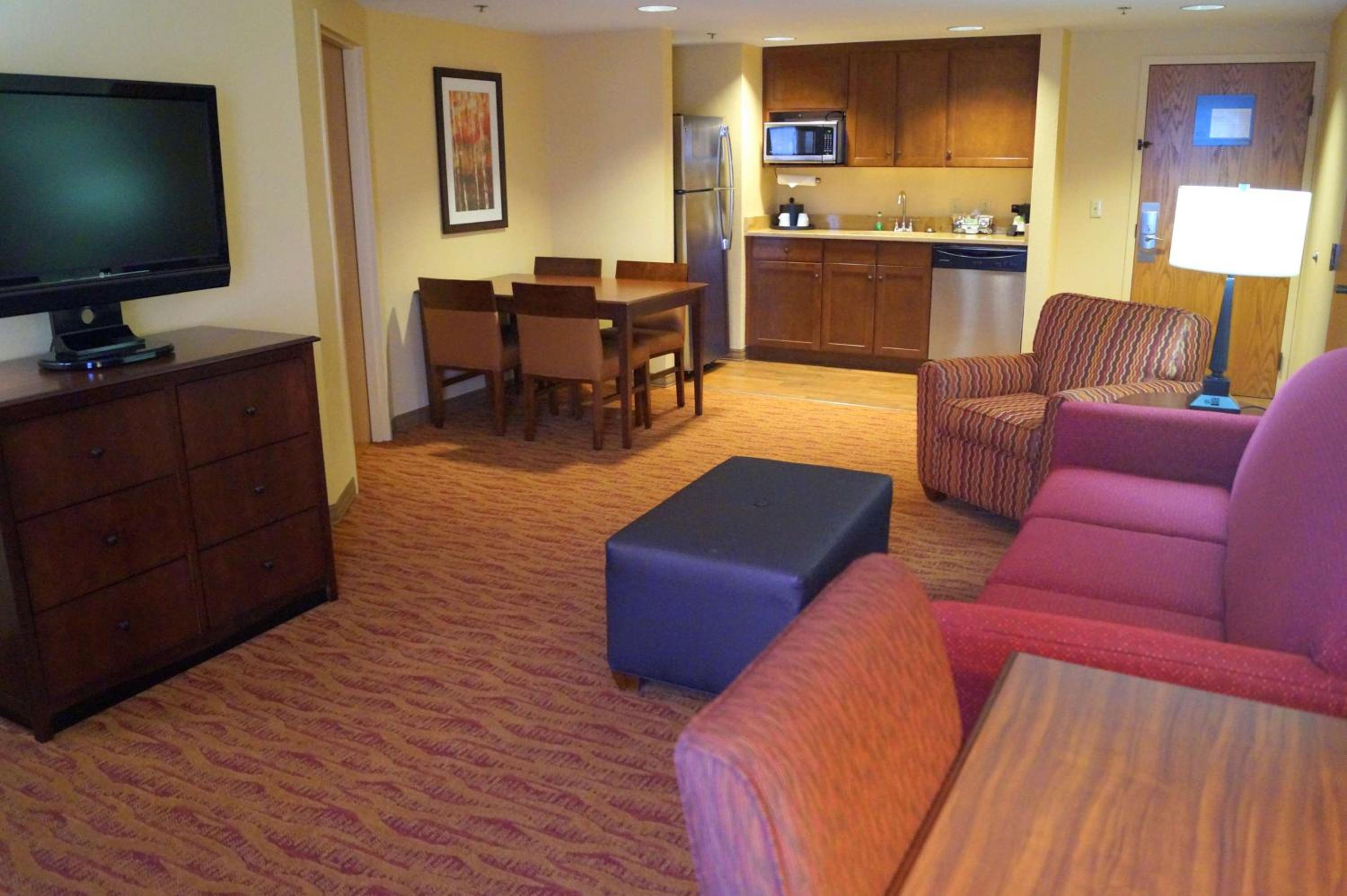 Queen Suite with Two Queen Beds - Non-Smoking - Photo 3