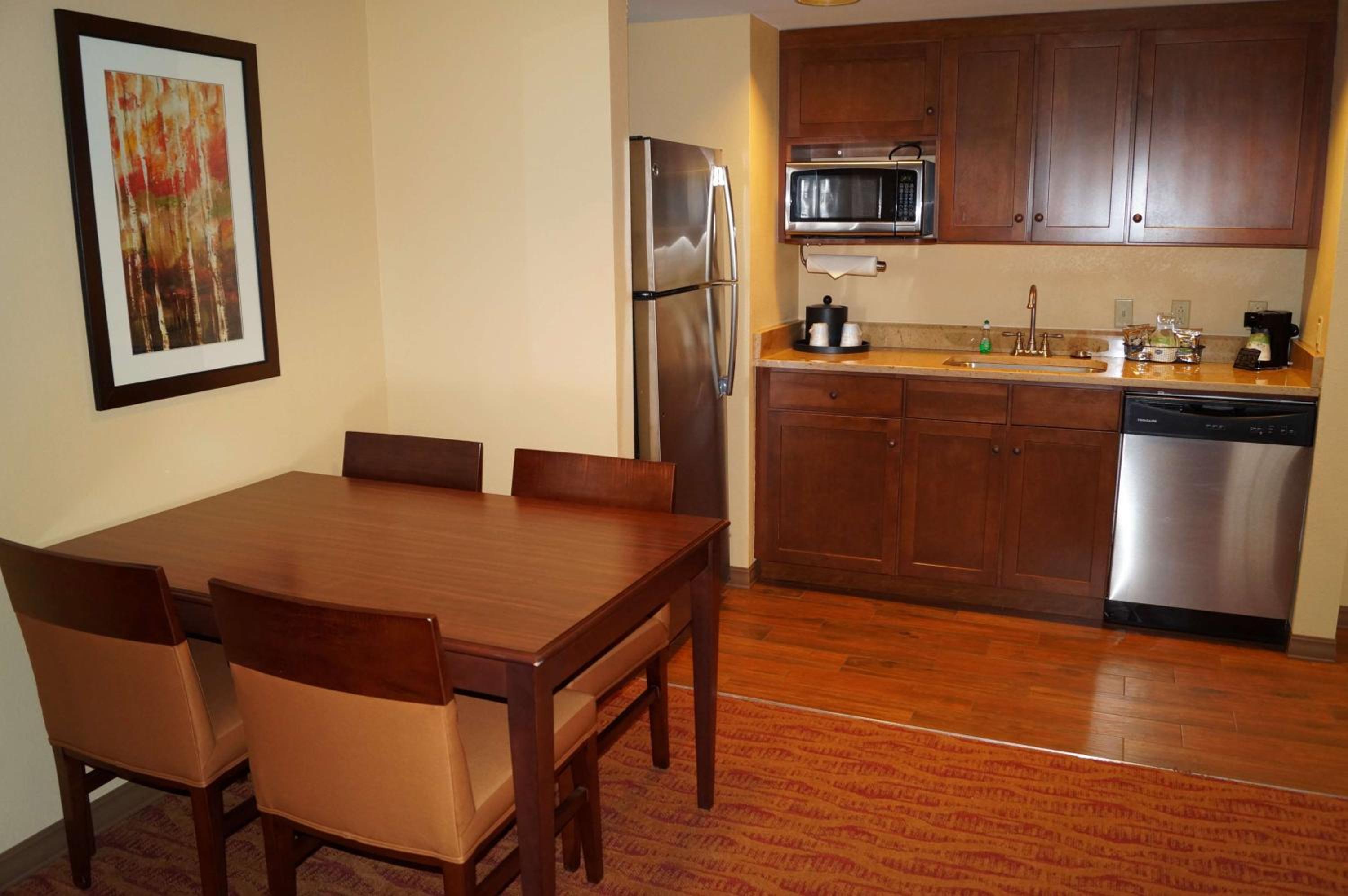 Queen Suite with Two Queen Beds - Non-Smoking - Photo 2