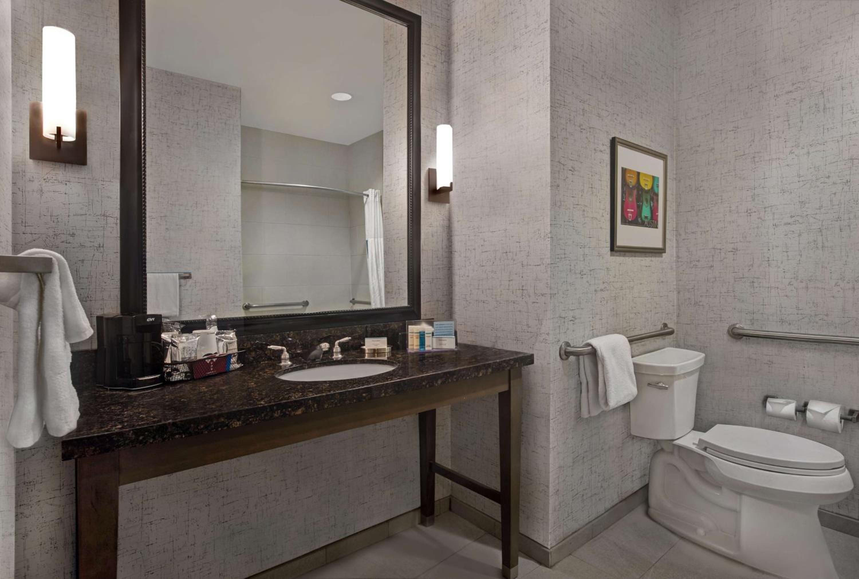 Queen Room with Two Queen Beds with Balcony and Bath Tub - Hearing Accessible/Non-Smoking thumbnail 5