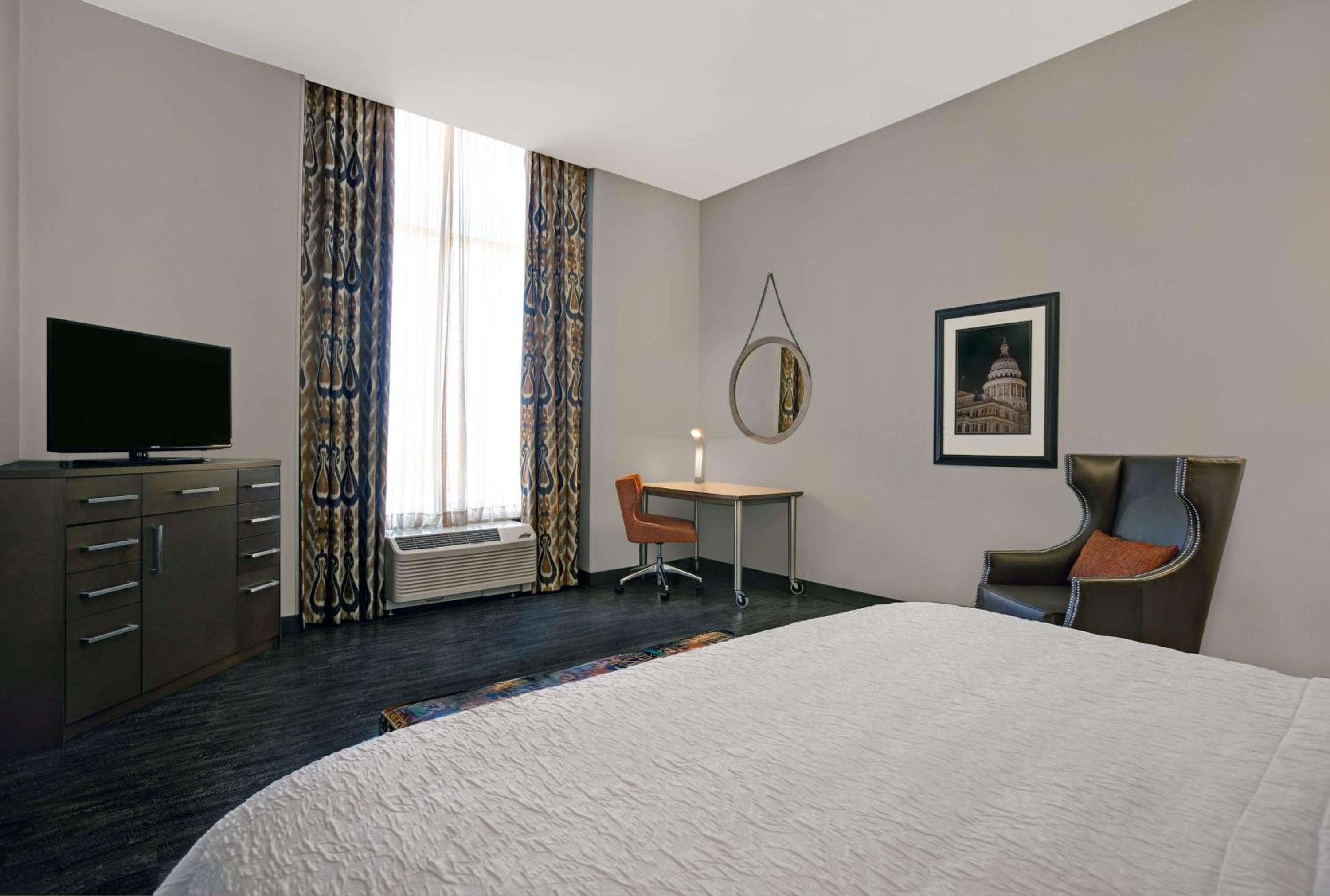 King Room with King Bed - Non-Smoking