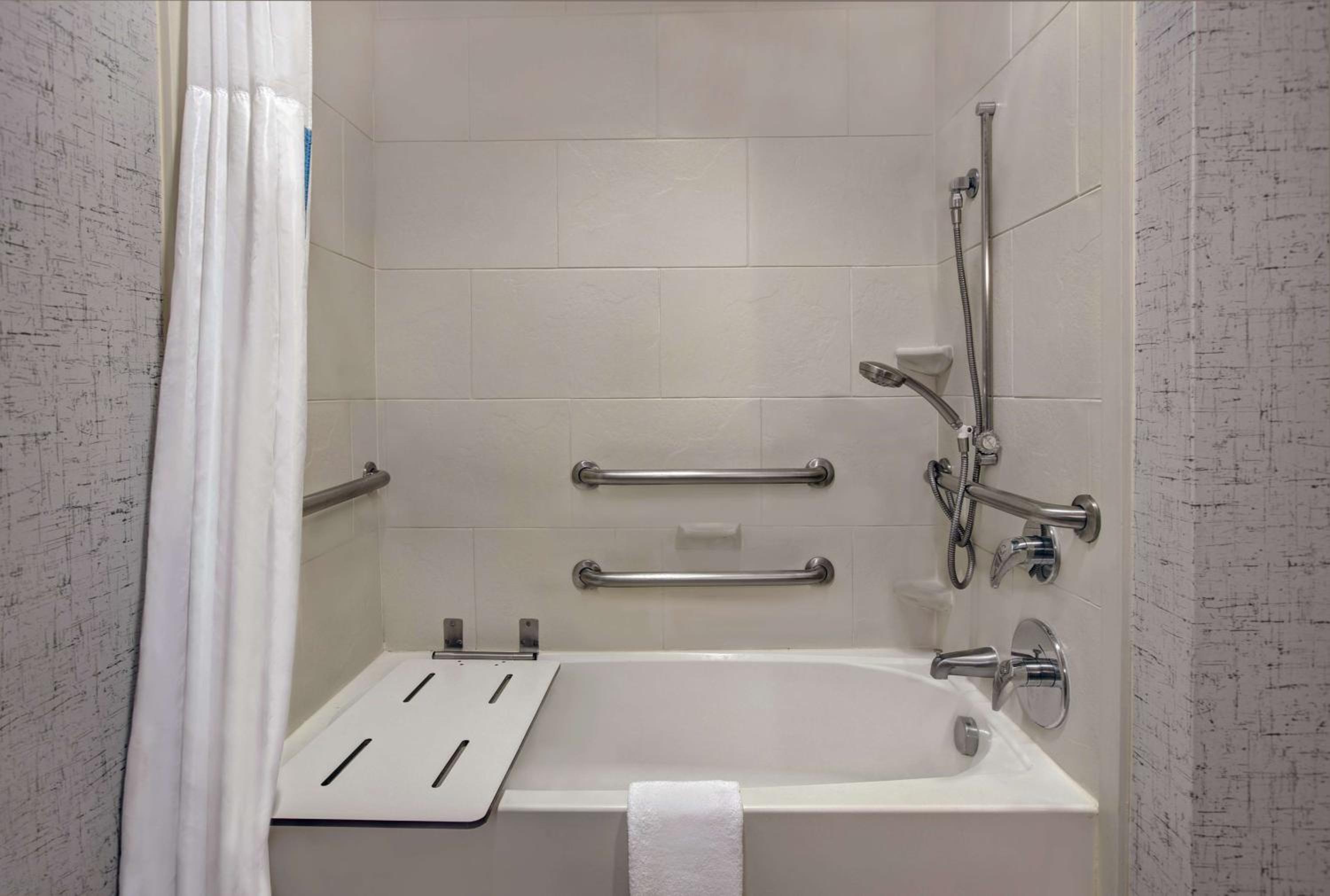 Queen Room with Two Queen Beds with Balcony and Bath Tub - Hearing Accessible/Non-Smoking thumbnail 6