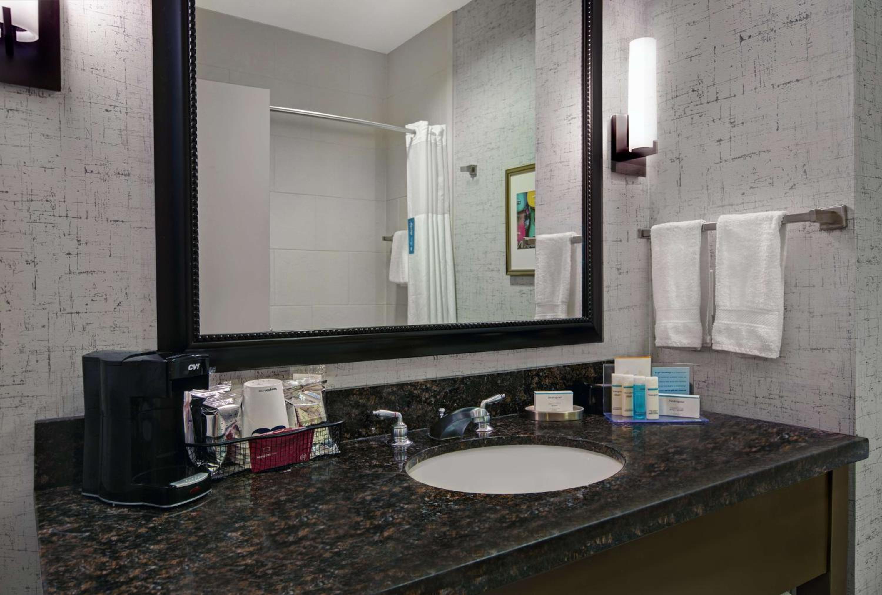 King Room with Balcony - Hearing Accessible/Non-Smoking