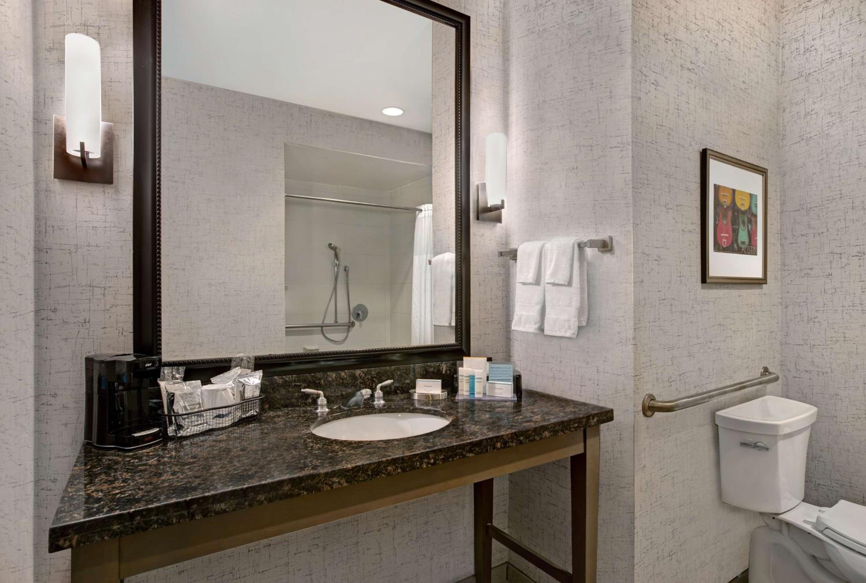 King Room with Roll-In Shower - Mobility and Hearing Access/Non-Smoking