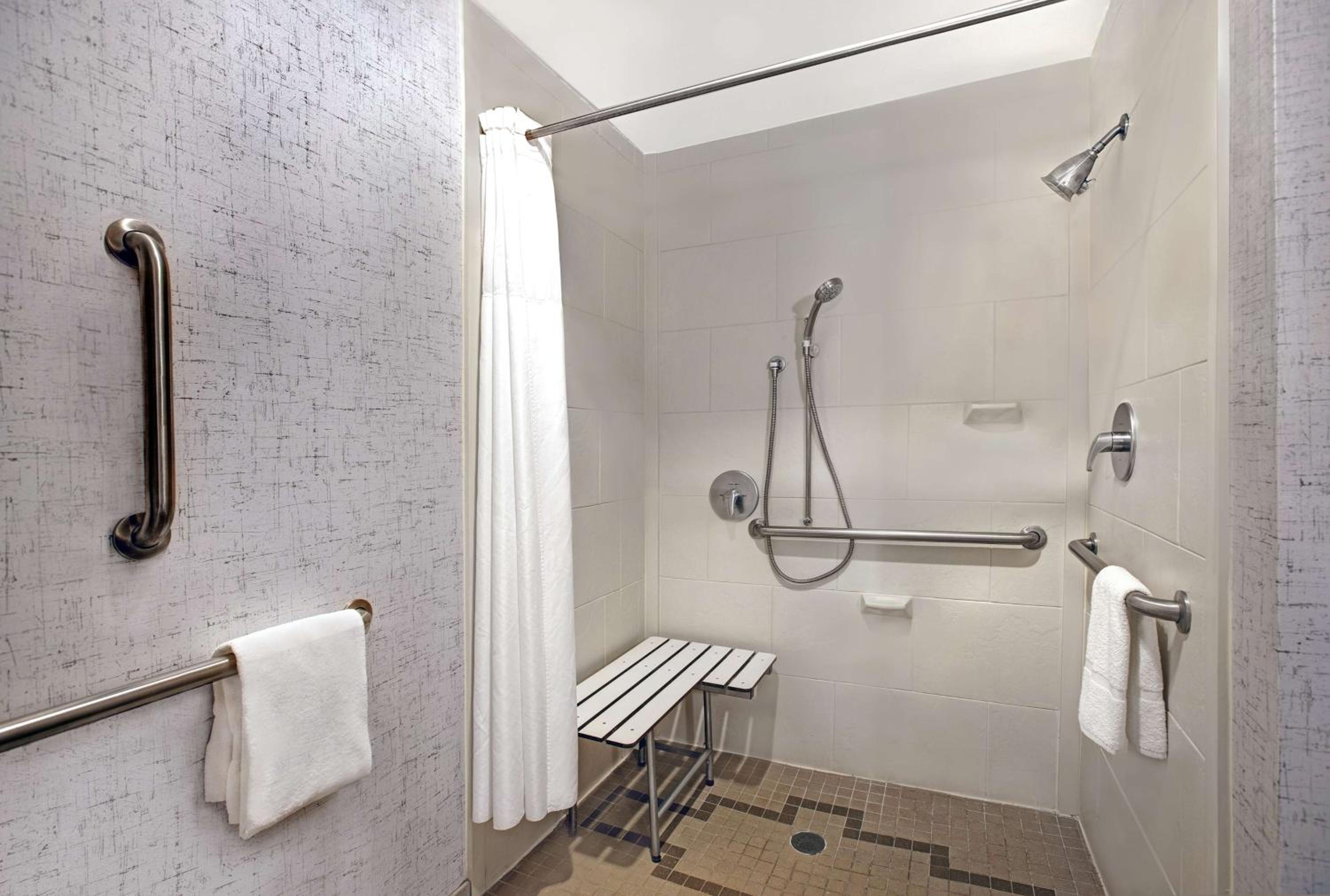 King Room with Roll-In Shower - Mobility and Hearing Access/Non-Smoking thumbnail 5