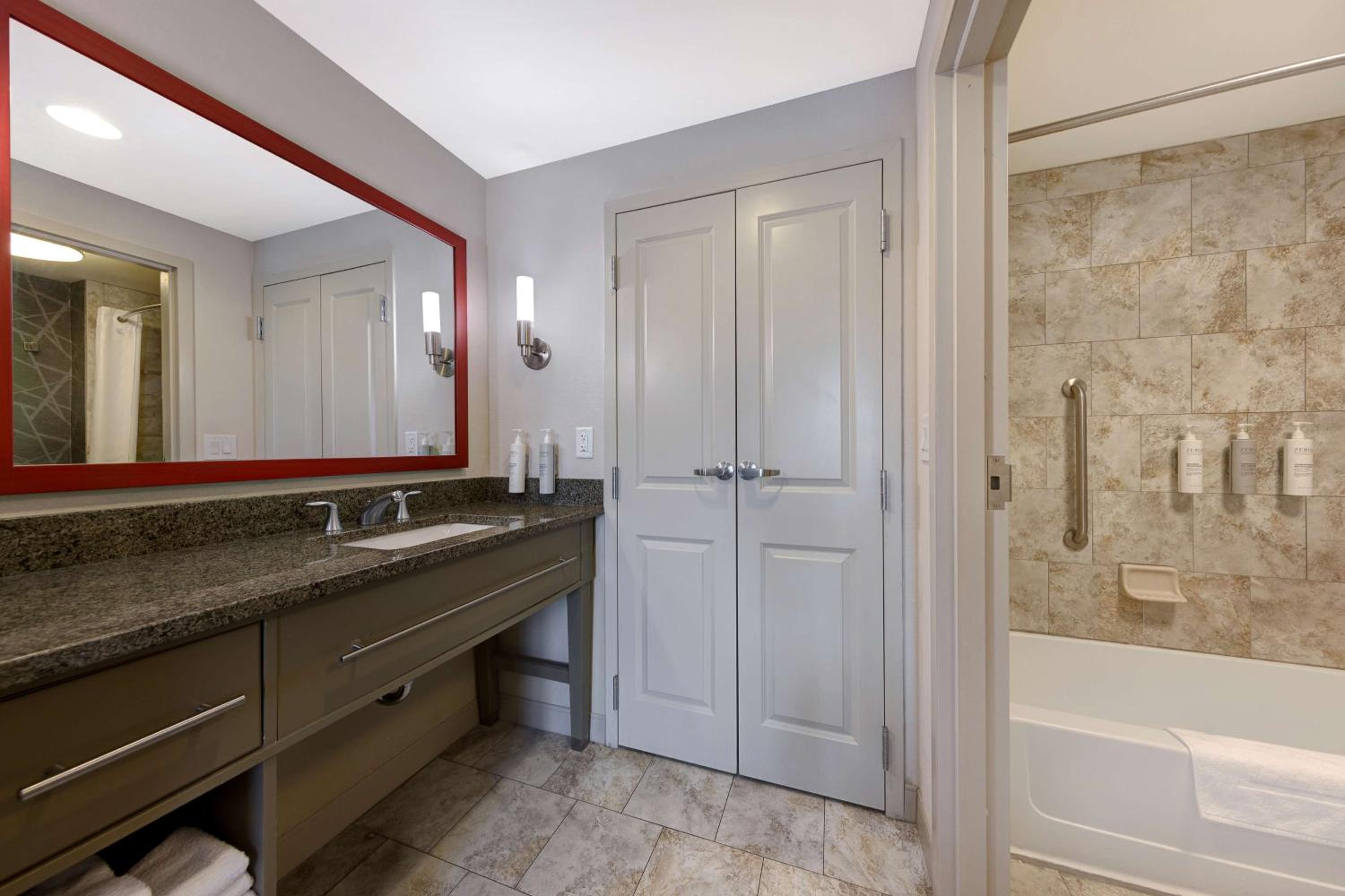 One-Bedroom King Suite - Non-Smoking