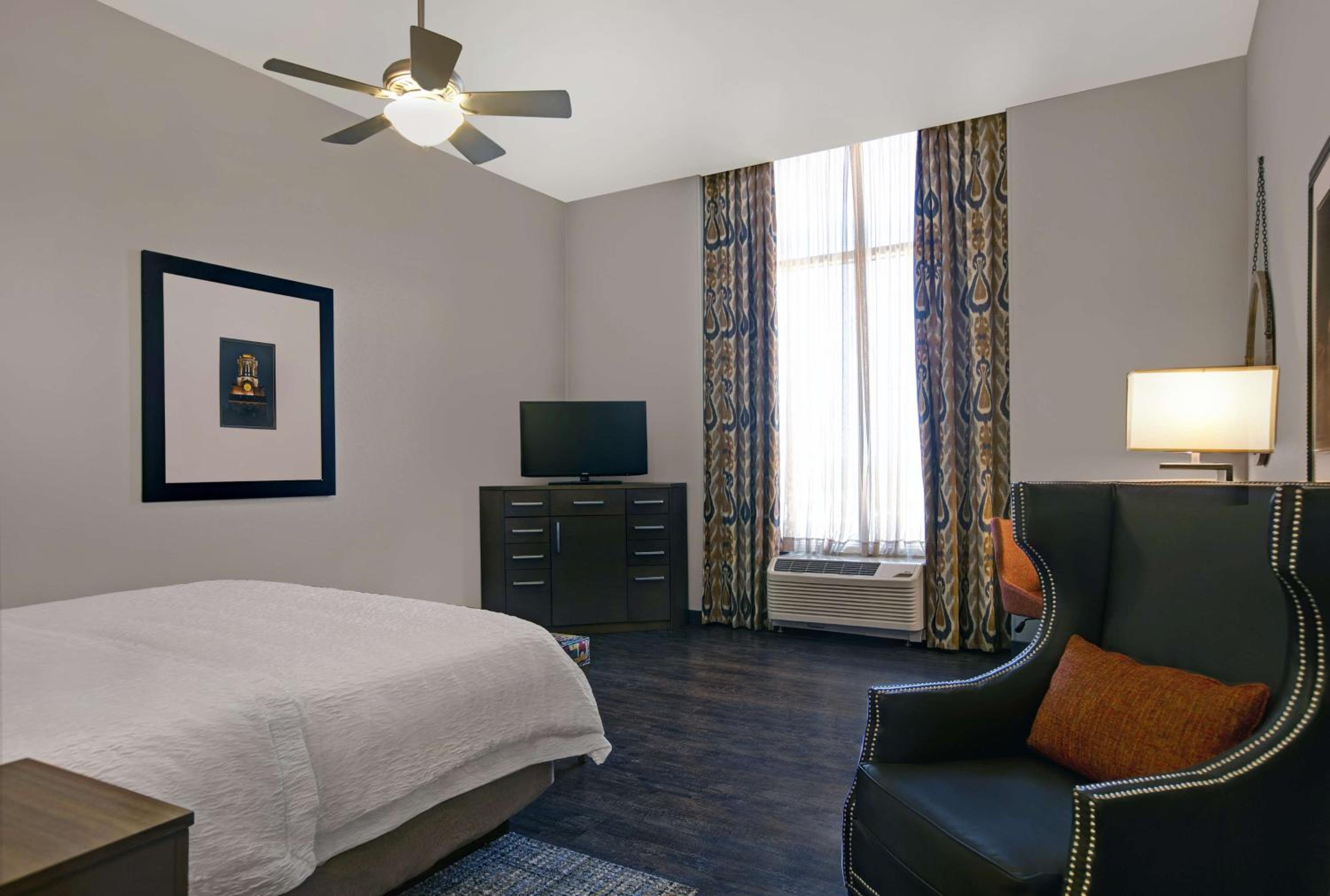 King Room with King Bed - Non-Smoking