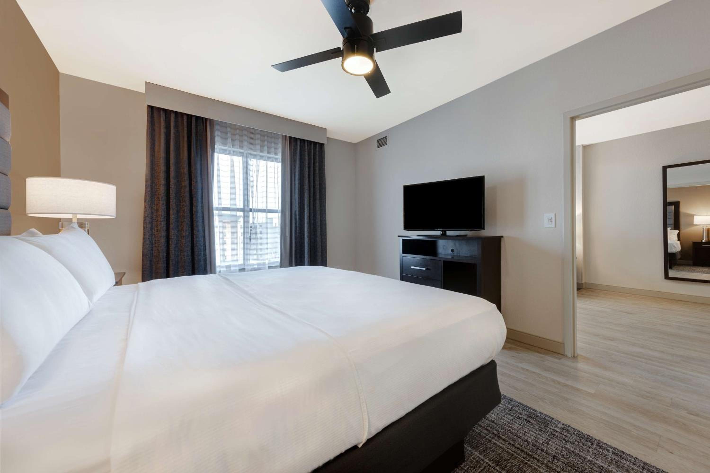 One-Bedroom King Suite - Non-Smoking thumbnail 5